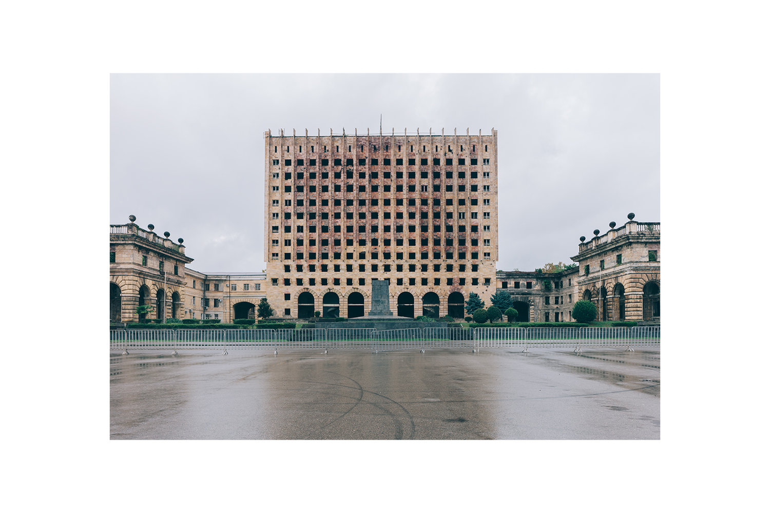 Fotografía viajes Abjasia Sujumi parlamento abandonado guerra