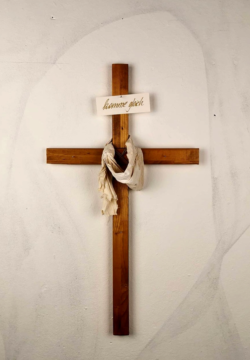 "happy easter, komme gleich", Holz, Stoff, Papier, ca. 65cm, 2020