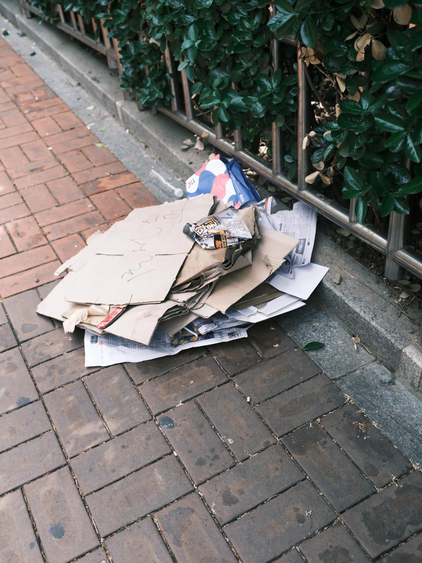 널브러진 종이 박스