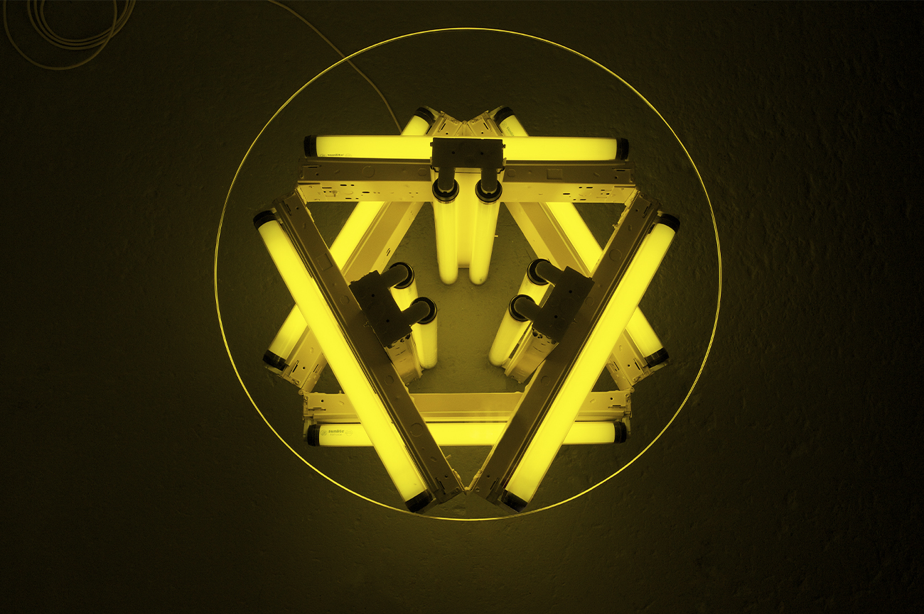 Iván NavarroJoy Division II, 2005Tubos fluorescentes, ensamblados y soprtes metalicos pintados62,23 x 76,2 x 76,2 cmFoto ©Thelma Garcia