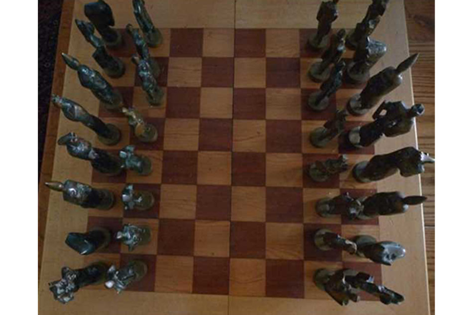 Sergio CastilloJuego de AjedrezBronce platinado94 x 94 cm