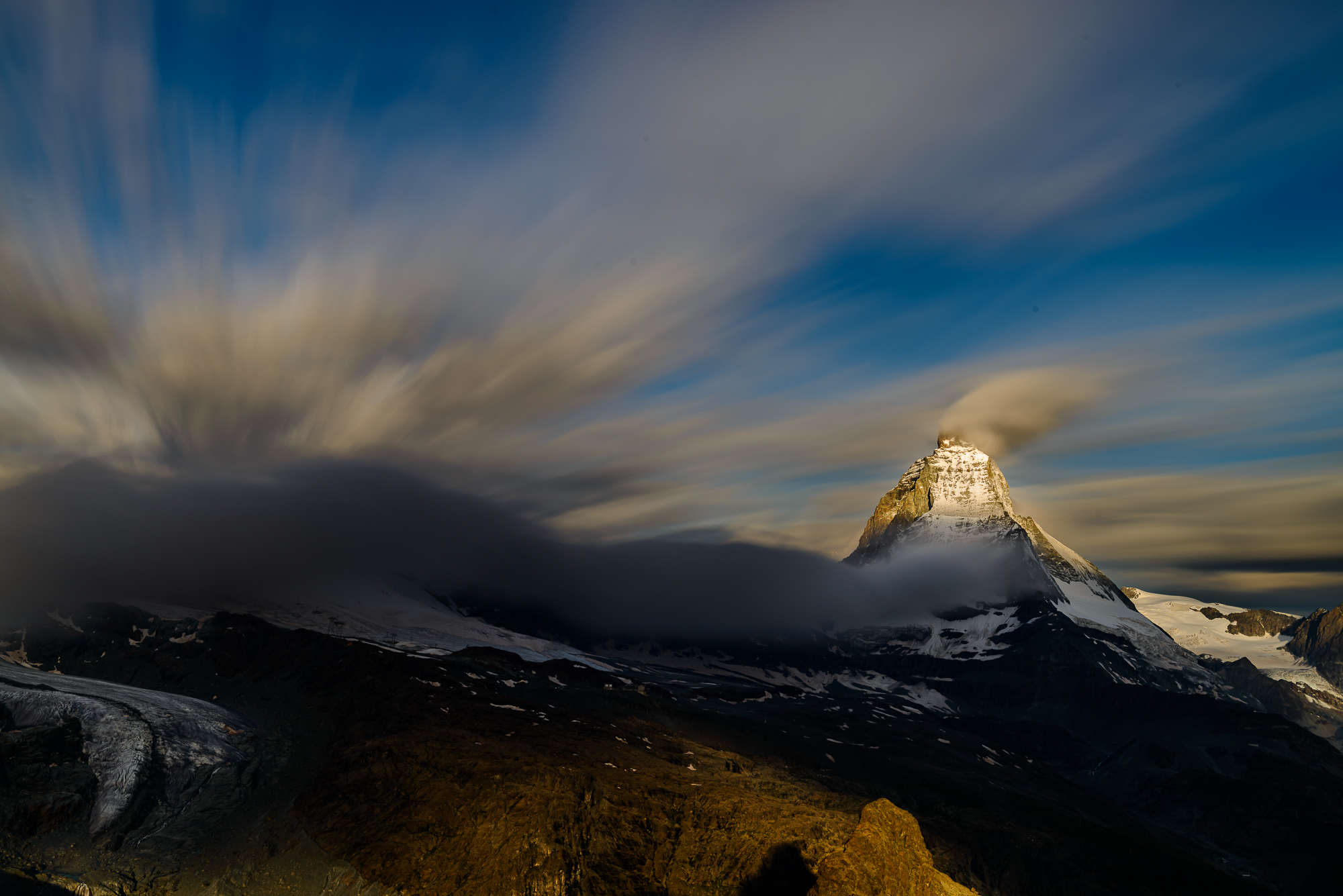 Pause longue le matin au levé du soleil depuis le Gonnergrat.