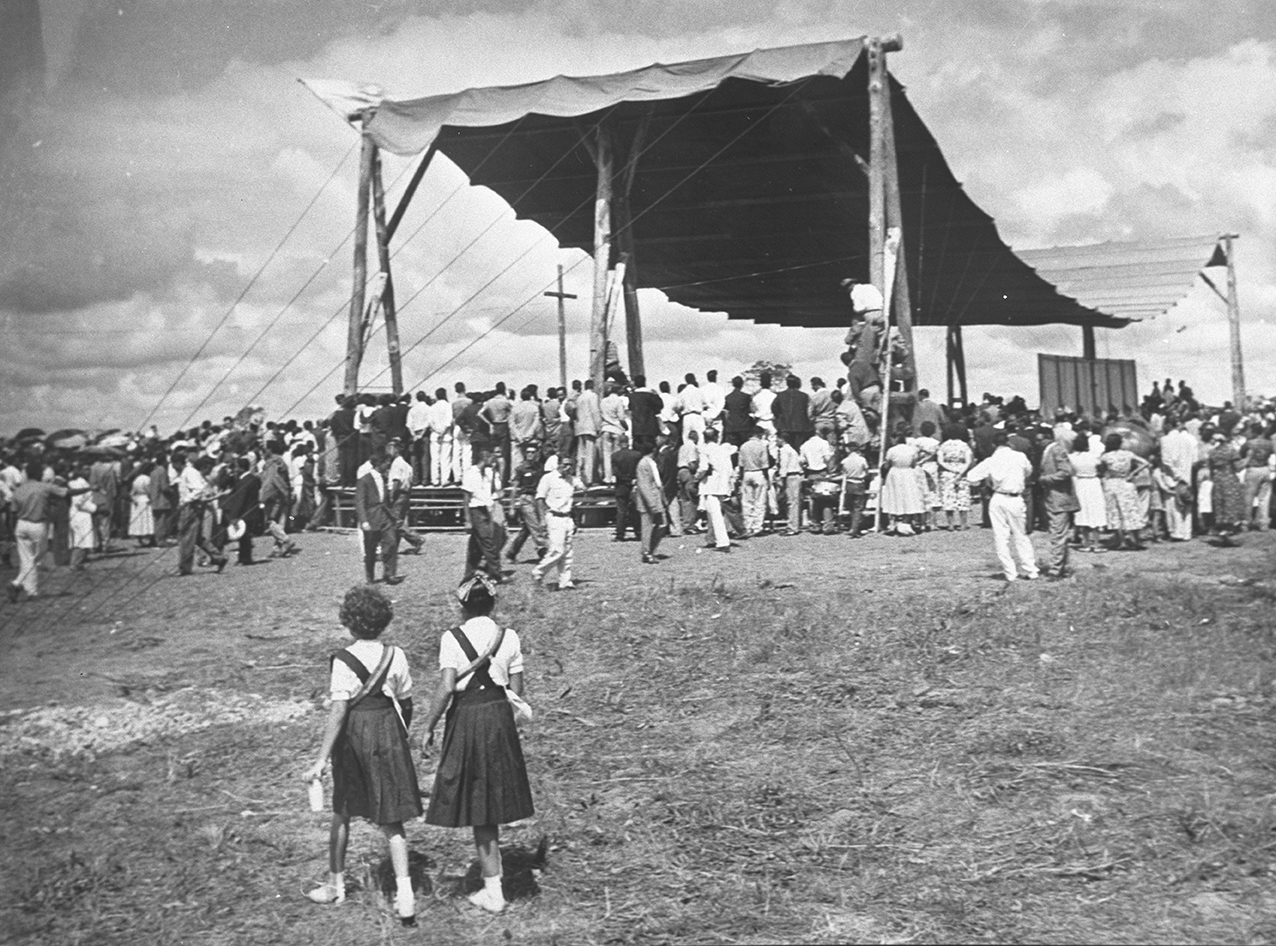 3: A “Primeira Missa em Brasília”, com altar rústico projetado por Oscar Niemeyer [The “First Mass in Brasília”, with the rustic altar designed by Oscar Niemeyer], 1957 (sob custódia do [under the custody of] Arquivo Público do Distrito Federal)