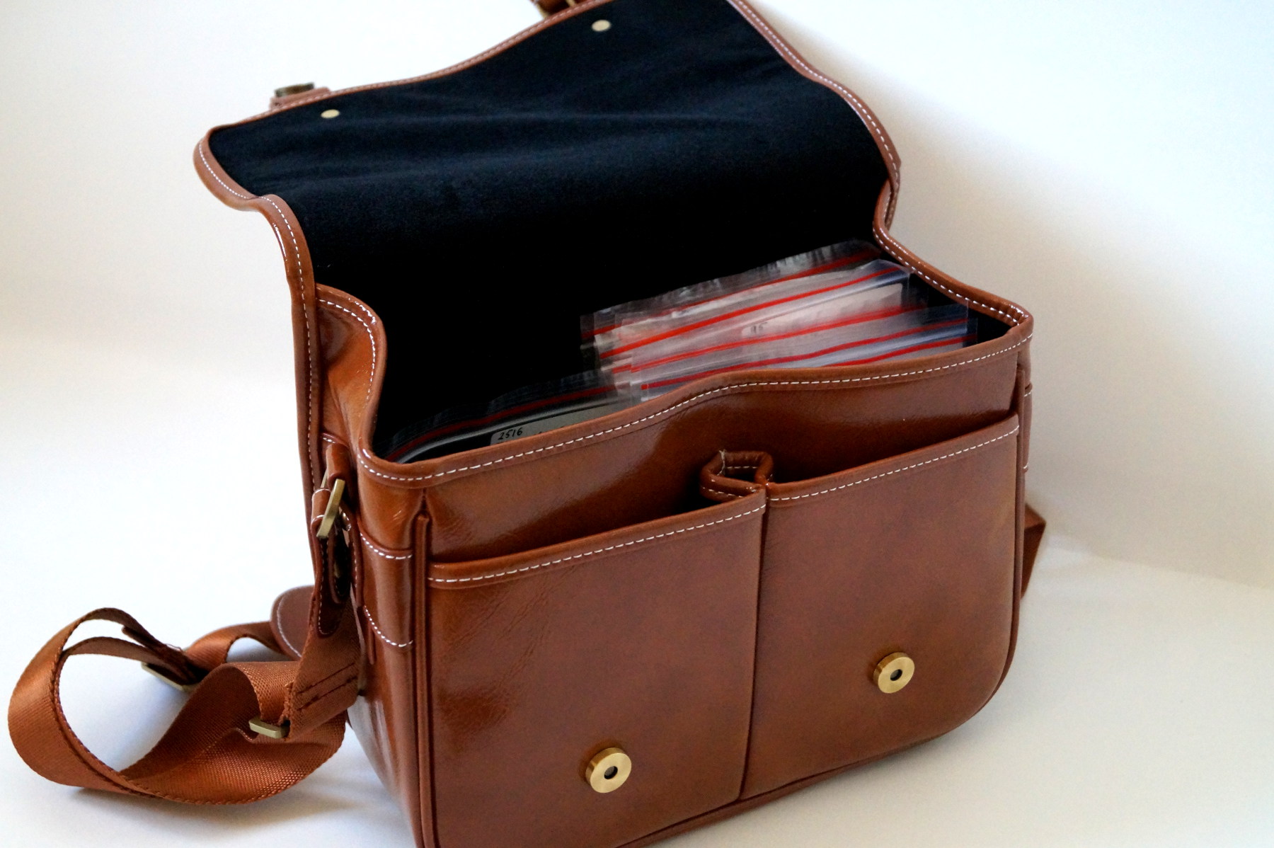 Elise Schaller, TRACES, Fadeninstallation, 2016 - Heute, 21.216 Knoten für die Vermissten und Toten im Mittelmeer (Stand : 20.6.21)