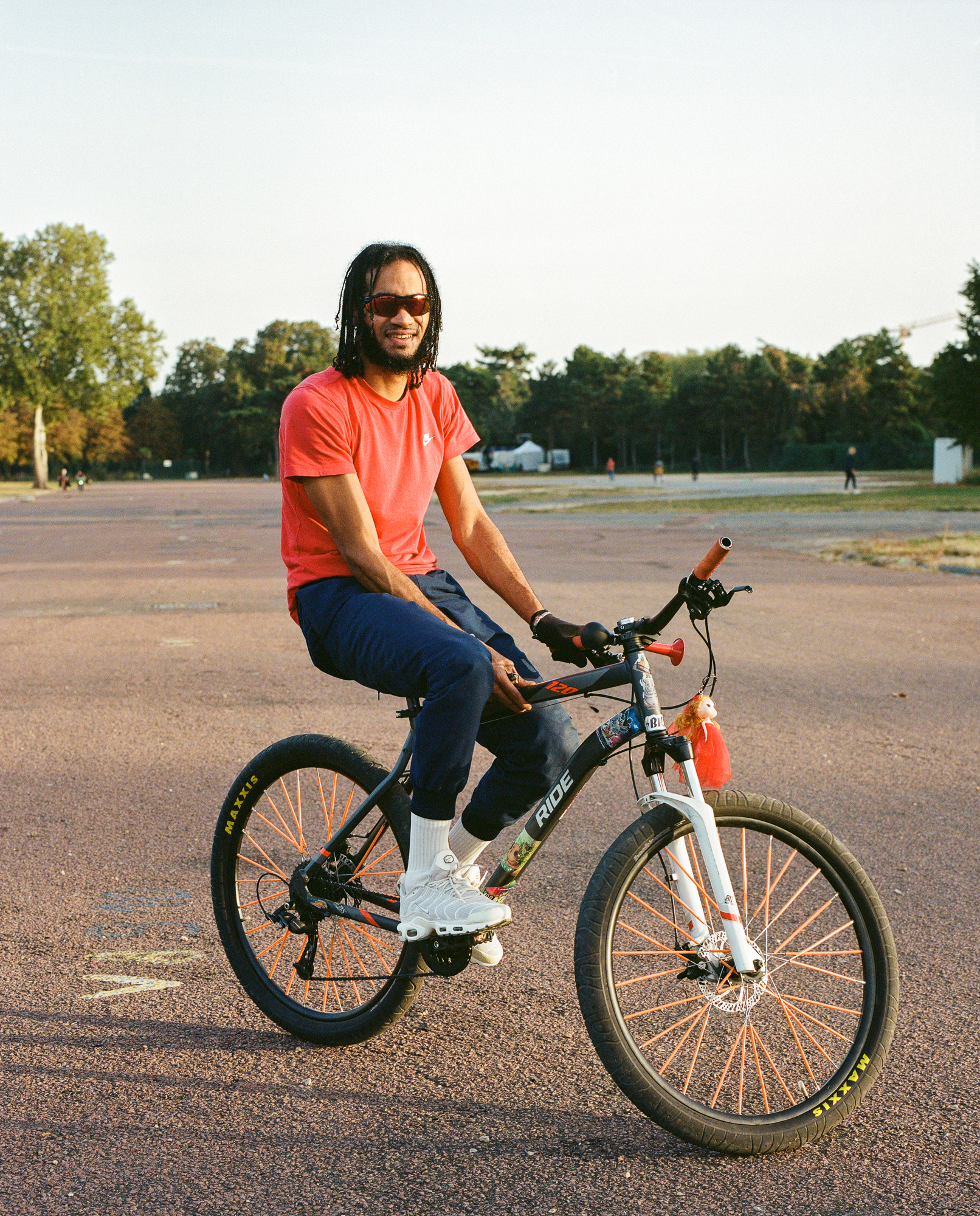 K. vient de Paris 11 pour profiter des allées des pelouses de Reuilly pour rider et faire du wheeling, seul ou avec ses potes, octobre 2023