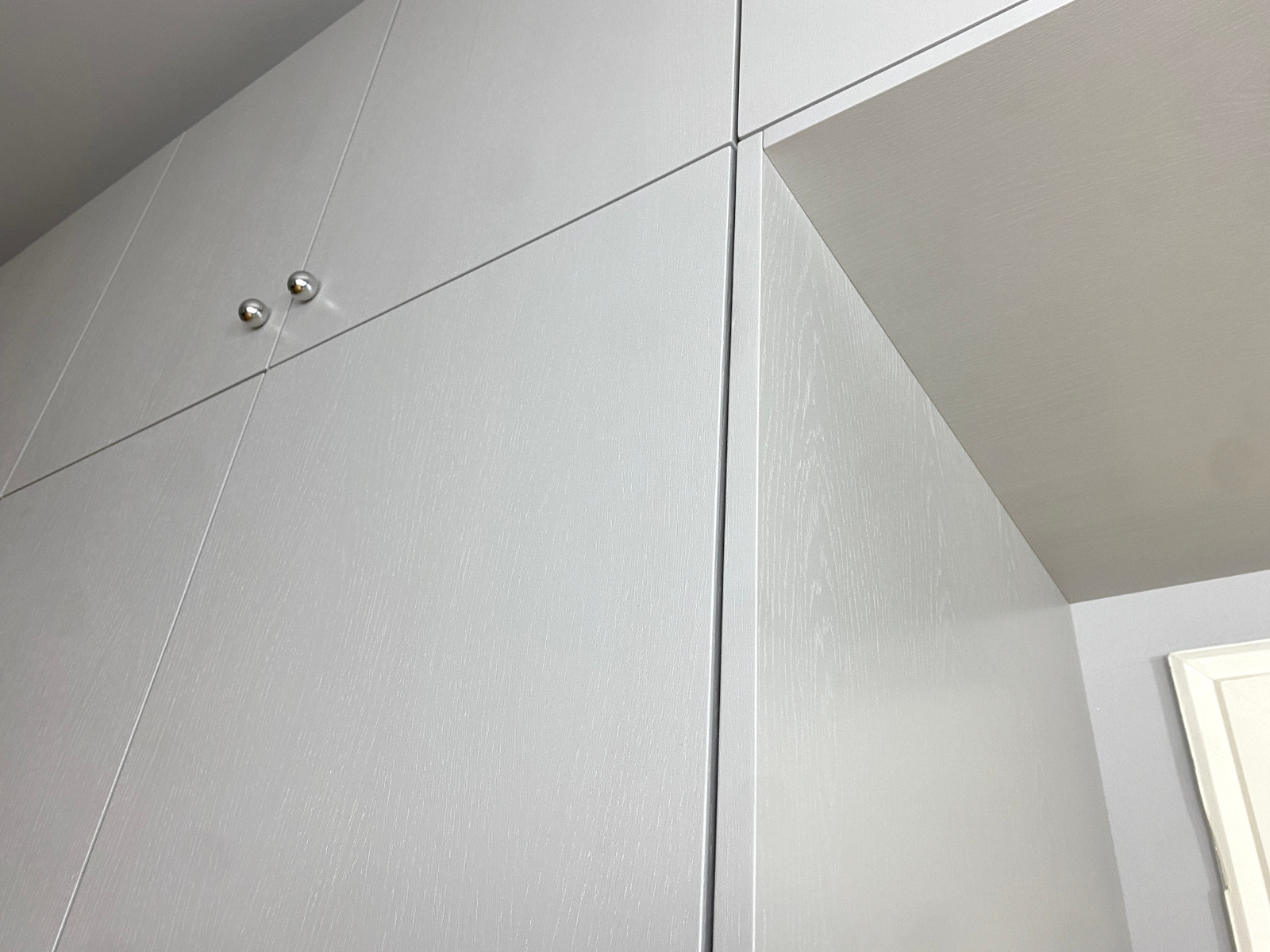  Oberflächen auf Wunsch der Kundin Ton in Ton mit der Wandfarbe grau lackiert.