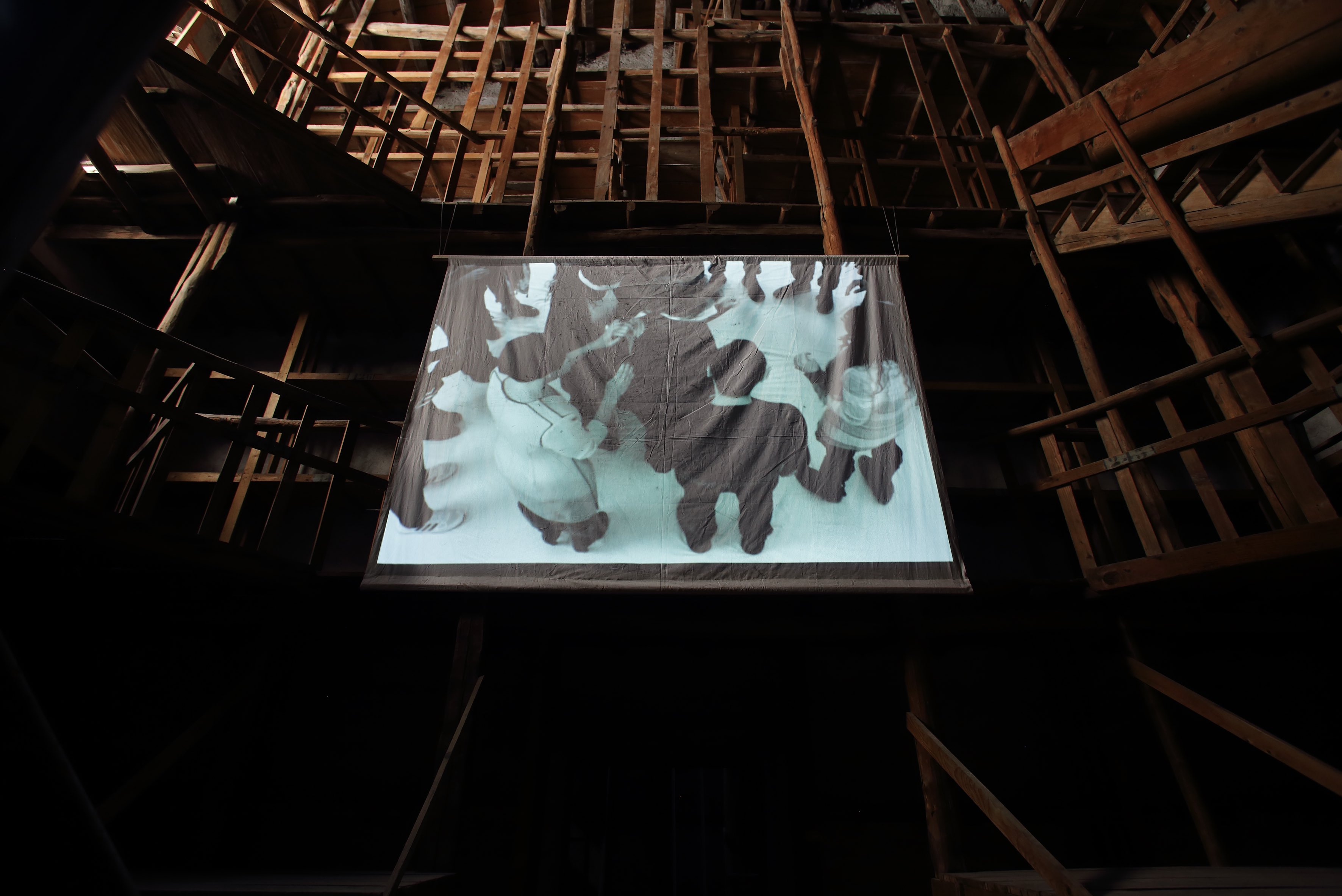 IL MURO DI CARNE (2020) proiezione su tela calpestata dai performers per l’opera “Il muro di carne” video projection on canvas trambled by the performer for the artwork “Il muro di carne”