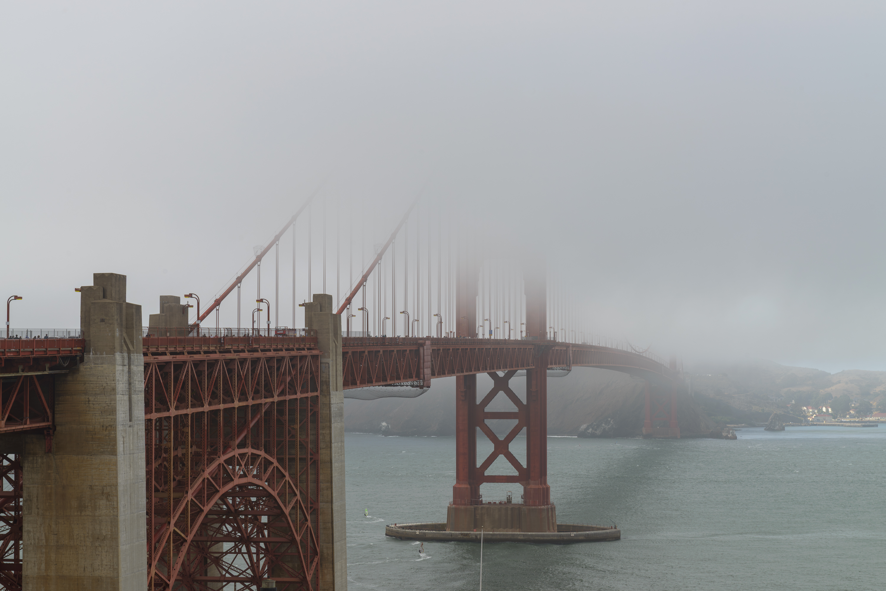 Golden Gate. Californie, pont traversant le détroit qui débouche dans l'océan Pacifique. Il relie San Francisco à Sausalito.