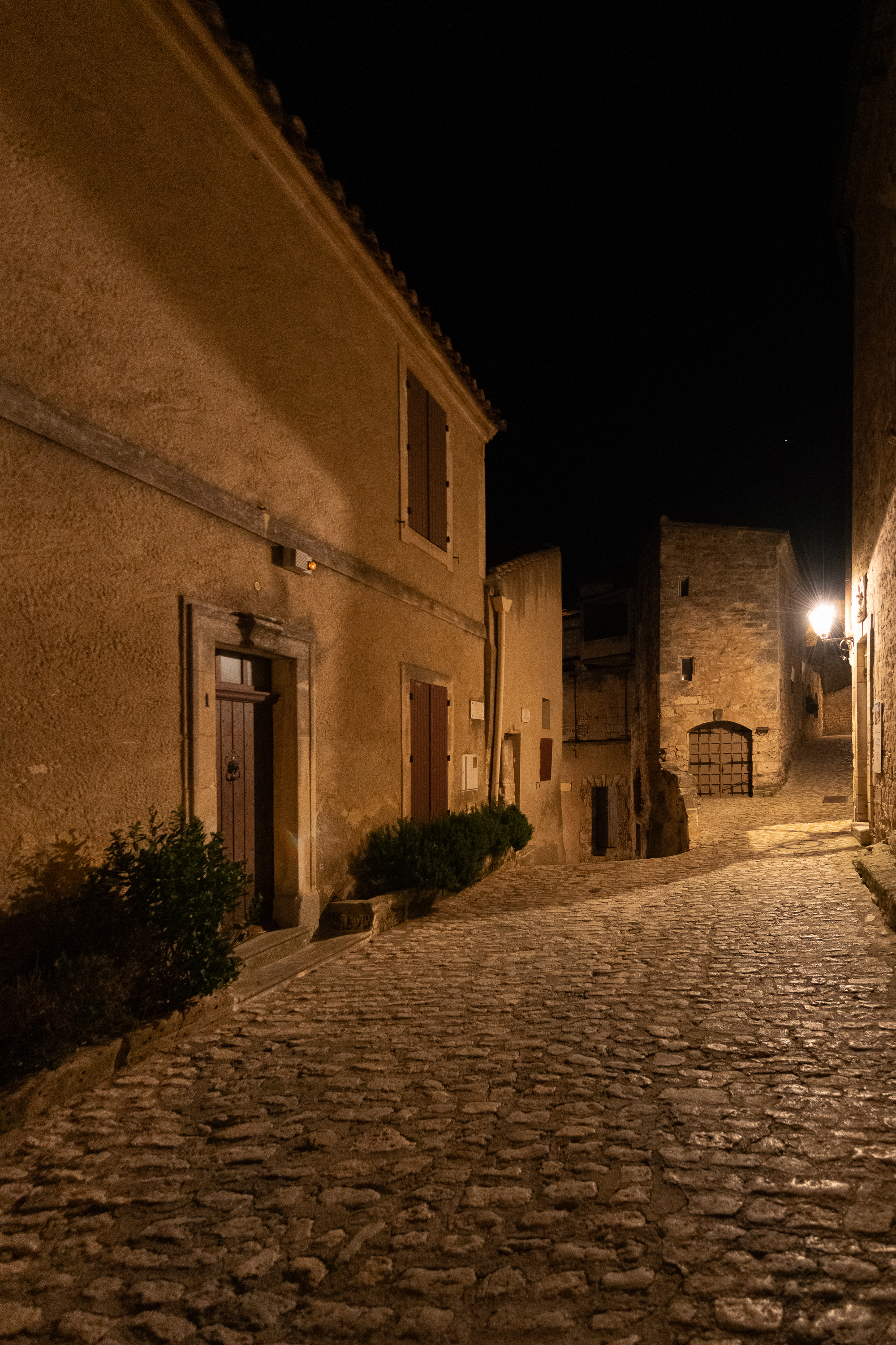 Les Baux-de-Provence, Lei Bauç en provençal, située dans le département des Bouches-du-Rhône en région Provence-Alpes-Côte d'Azur.  Situés dans le massif des Alpilles.