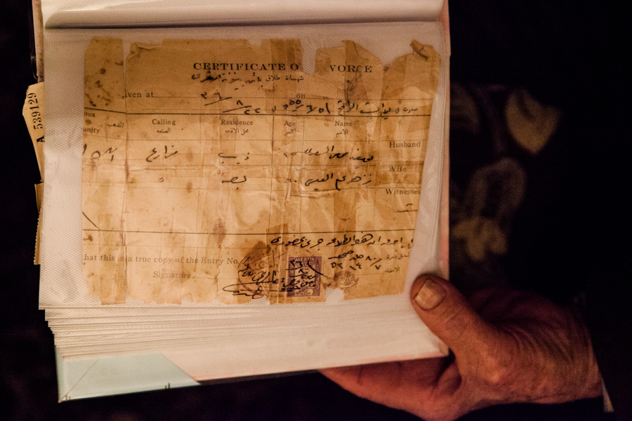 Shatila camp, beirut, lebanon . Abu Abdallah a conserv&eacute; soigneusement les titres de propri&eacute;t&eacute; des terres de sa famille, qui avait pay&eacute; ses taxes sont l'empire ottoman puis sous le mandat britannique. Selon la loi, les terres en Palestine de sa famille devraient lui &ecirc;tre rendues. 