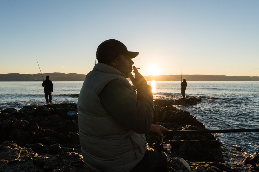 Camp de Lavrio, Lavrio, Gr&egrave;ce Isma&iuml;l a 32 ans. Plusieurs de ses fr&egrave;res et soeurs ont rejoint le PKK. Lui et ses parents ont &eacute;t&eacute; r&eacute;guli&egrave;rement emprisonn&eacute;. En 2010, il avait d&eacute;j&agrave; re&ccedil;u l'asile politique en Suisse pour &eacute;chapper &agrave; un proc&egrave;s mont&eacute; de toute pi&egrave;ce, qui finira par un non lieu. Son p&egrave;re &eacute;tait journaliste et  distributeur du journal d'opposition kurde &Ouml;zg&uuml;r G&uuml;ndem. En 2014, alors qu'il partait faire sa tourn&eacute;e du matin, celui-ci a &eacute;t&eacute; assassin&eacute; par des membres de daesh, qui ont envoy&eacute; une vid&eacute;o &agrave; Isma&iuml;l pour revendiquer le meurtre et lui dire qu'il serait le prochain sur la liste. La police turque n'a rien voulu faire. Puis la r&eacute;pression a repris, le passeport d'Isma&iuml;l a &eacute;t&eacute; confisqu&eacute;. Sa famille l'a suppli&eacute; de prendre la fuite pour ne pas retourner en prison. Il a du laisser derri&egrave;re lui sa femme et ses 3 enfants. Lorsqu'enfin il tente de rejoindre sa destination, il est arr&ecirc;t&eacute; et expuls&eacute; vers la Turquie, o&ugrave; il passera plusieurs mois en prison.