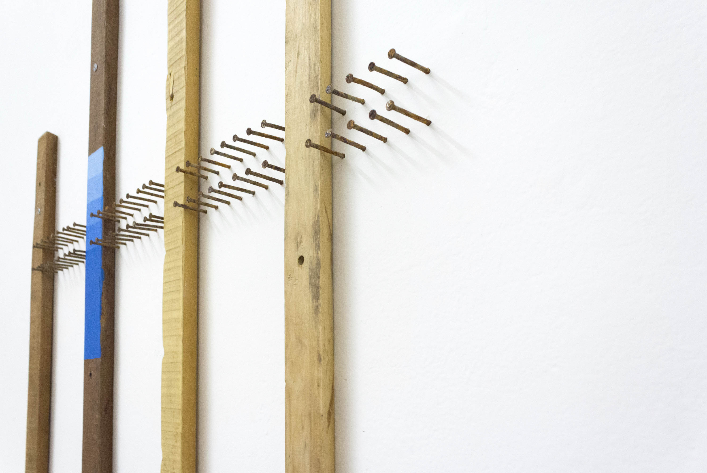 OBJETO PAISAGEM 3Madeira, concreto, tinta de parede e prego. 220 x 84 x 10 cm. 2018