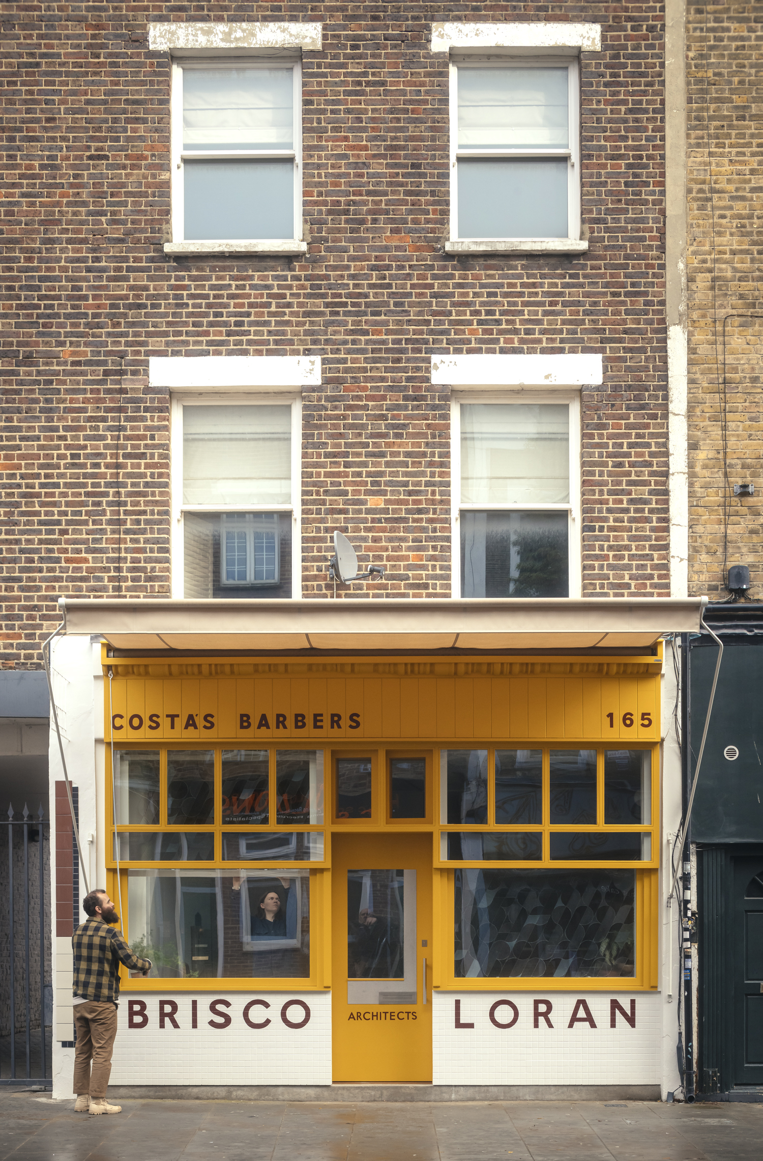 Costa's Barbers, Shopfront