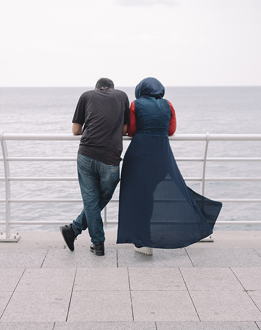 Foto detalle paisaje pareja observa el Mar Mediterráneo Beirut Líbano