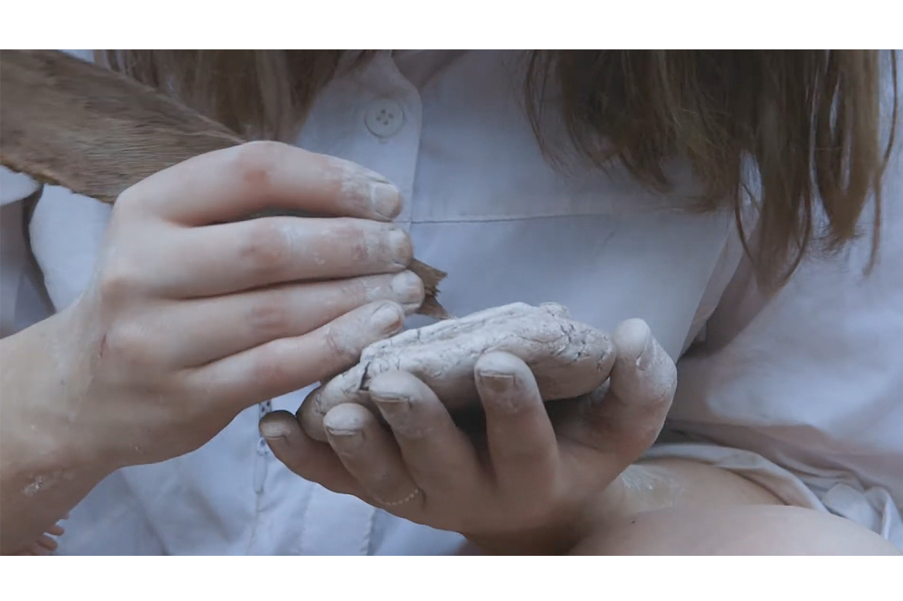 Pilar QuinterosSe&ntilde;ales de Humo, 2016Video digital, fotograf&iacute;a an&aacute;loga y dibujo de l&aacute;piz grafito sobre papelVideo: 1:10&rsquo;18&rdquo;Fotograf&iacute;a: 115 x 110 cmDibujo: 21 x 30 cm