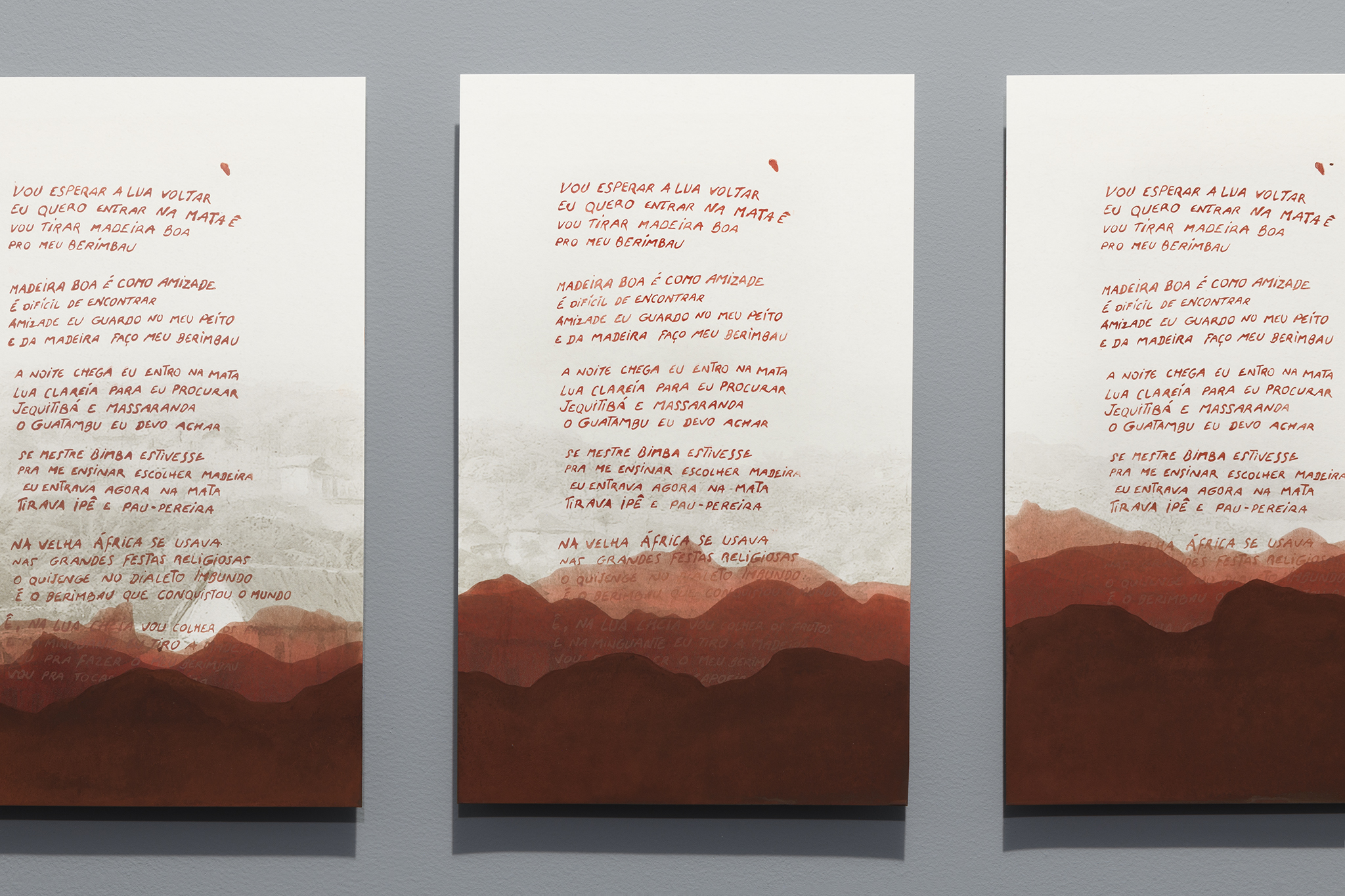 Vou esperar a lua voltar / installation composée de 29 planches de papier-peint, linogravure et trempage / 37,5 x 23 cm / 2024 © Gaëlle Deleflie