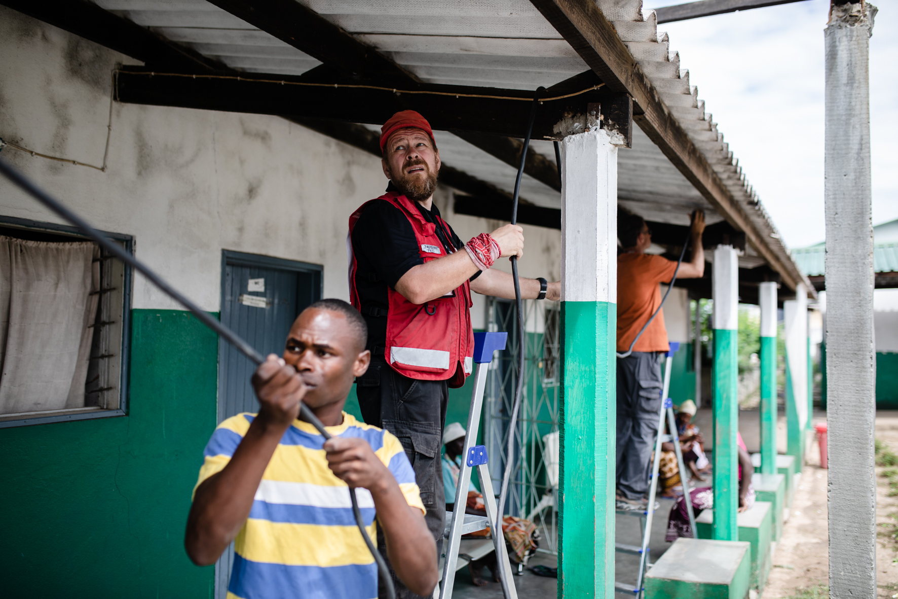 Technical team setting up electricity in a field hospital. (Nhamatanda, Mosambique)