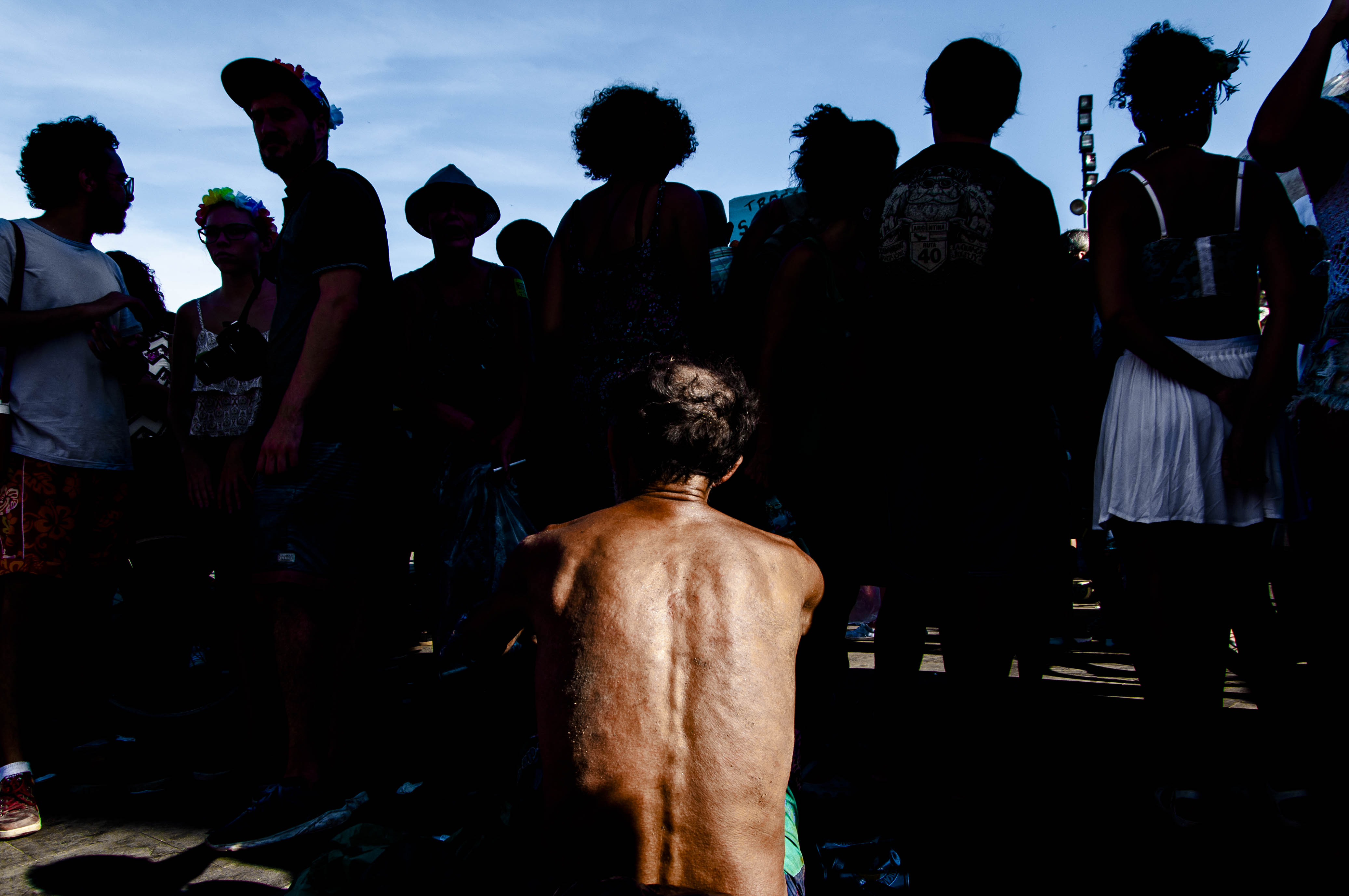 Hobre en situación de calle entre el Carnaval de Río. Brasil. 2017