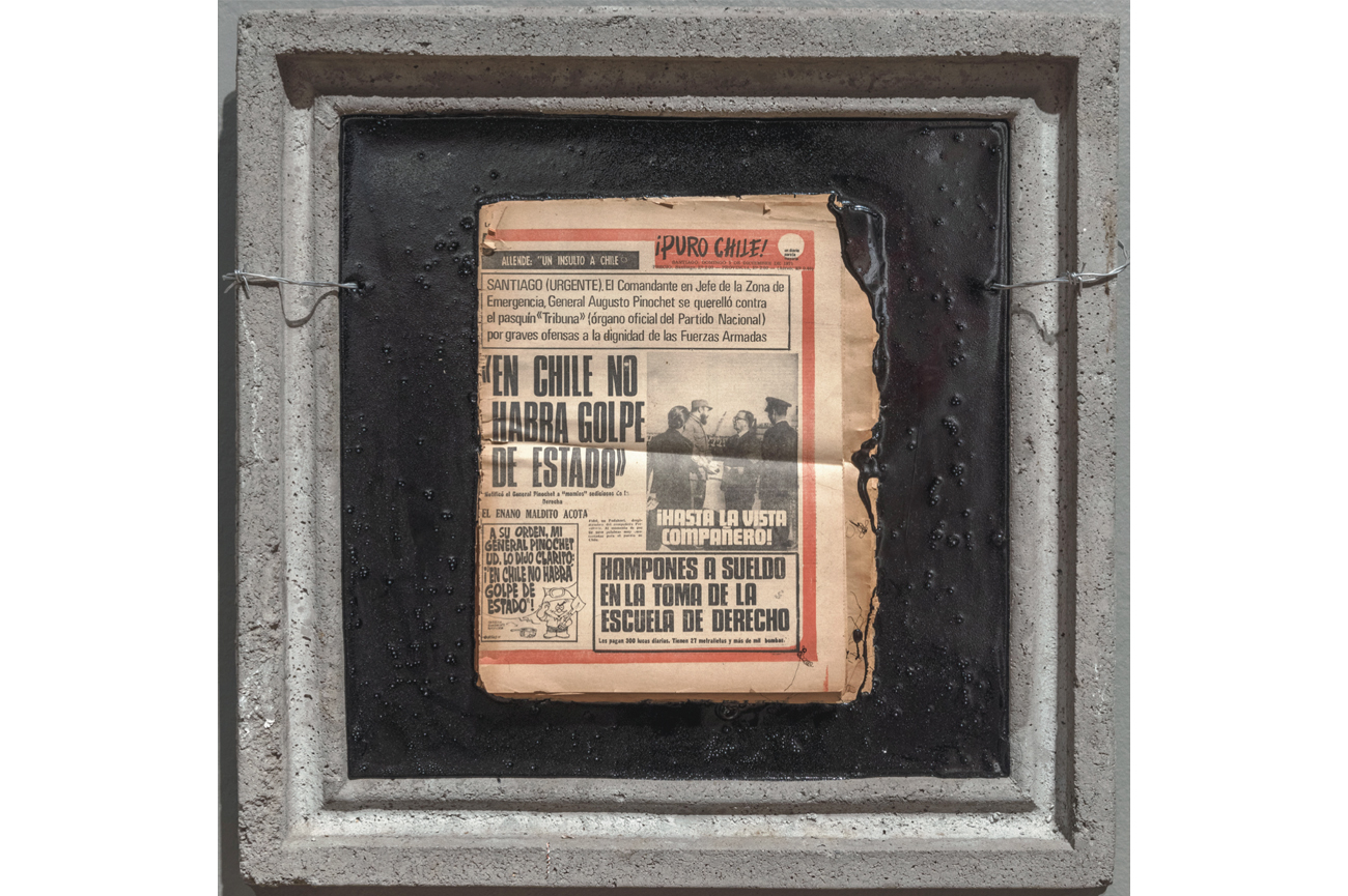 Carlos AltamiranoPuro Chile, 2019Newspaper, tar and barbed wire on concrete60 x 60 cm