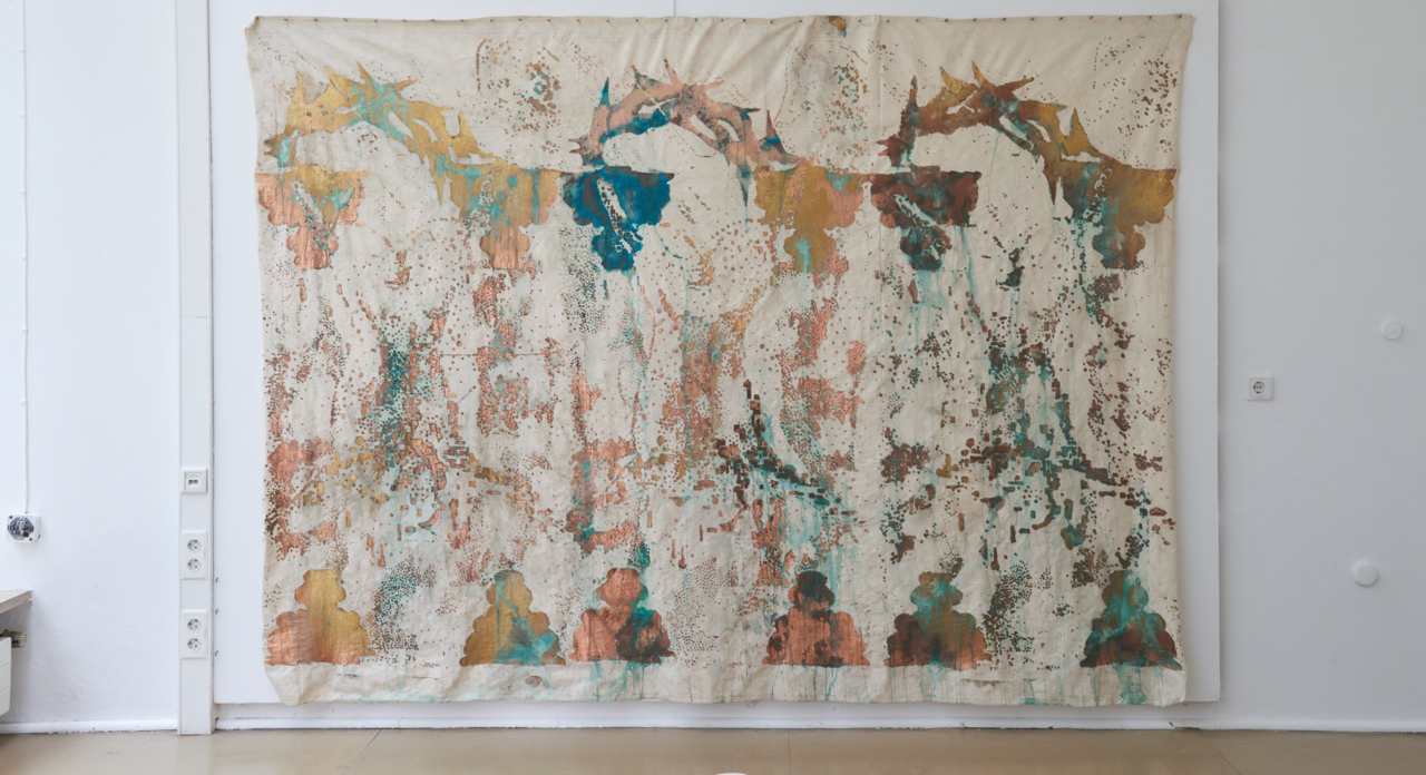 Thomas Willi, tomwi, Es bleiben nur Nadeln und Nägel, 2023, Baumwoll-Leinen, Kupfer, Messing, Urin (küpe), Hufnägel, Tablet, 215 x 293cm