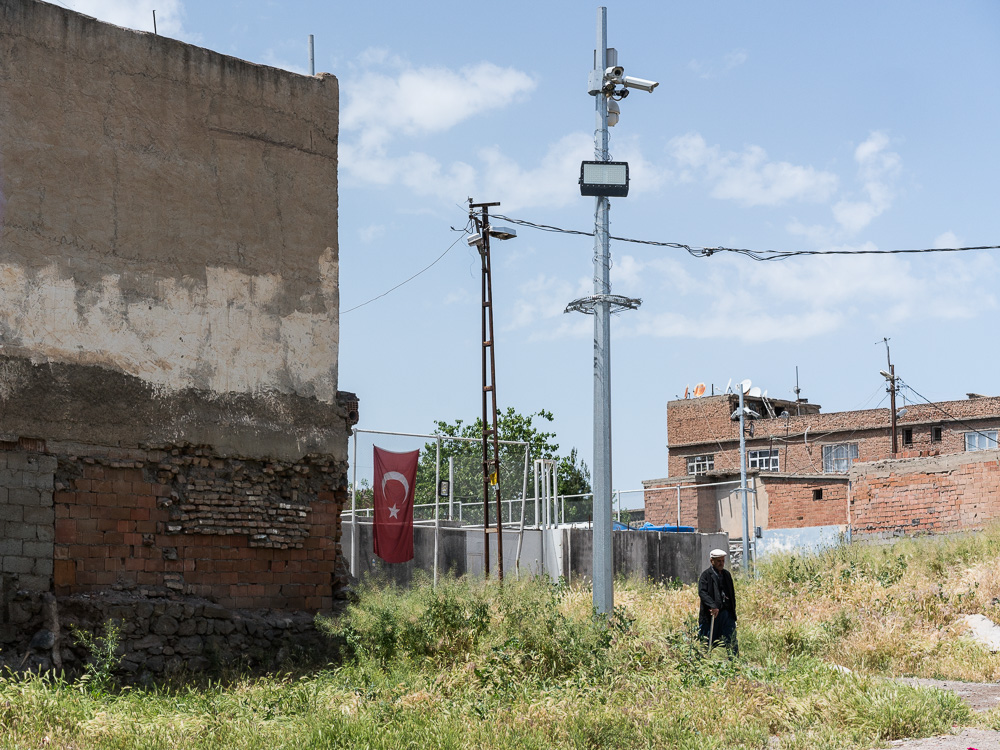 Diyarbakir, Sur. Mai 2017. Pour dissuader toute r&eacute;sistance face aux expulsions et destructions, un commissariat a &eacute;t&eacute; construit en plein milieu du quartier de Alipasa, sur les ruines d'une maison d&eacute;truite.