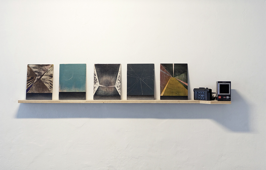 Im Freien (Reverse) (After B. Bartók) / Presto Collage y técnica mixta sobre 5 portadas de enciclopedia científica, reproductor de audio y repisa de madera / 153 x 14 x 30 cm / 2011 