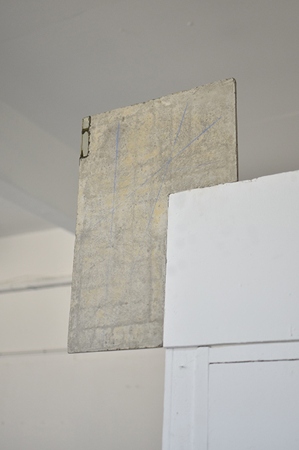 Adrien Lagrange - Sans-titre, 2022 - Mortier, acier, résine époxy, craie de marquage - 50 x 75 x 0,5 cm - ©Aurélien Mathis - Courtesy de l'artiste et Galerie de la Scep