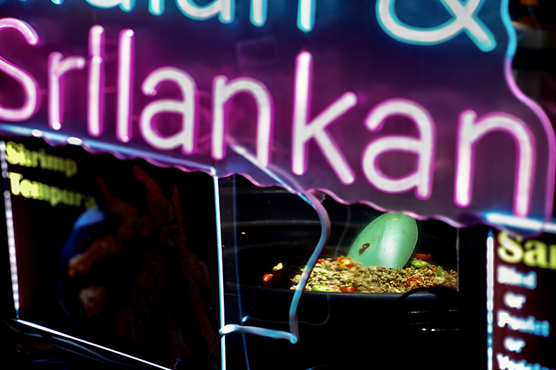 Ein k&uuml;nstliches Gl&uuml;hen gegen die kalte Nacht. Licht als Versprechen auf Aromen, die den Horizont erweitern.