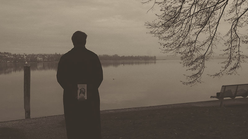 Ein Atemzug zwischen den Akten. Die B&uuml;hne wechselt, die Bedeutung verschiebt sich.