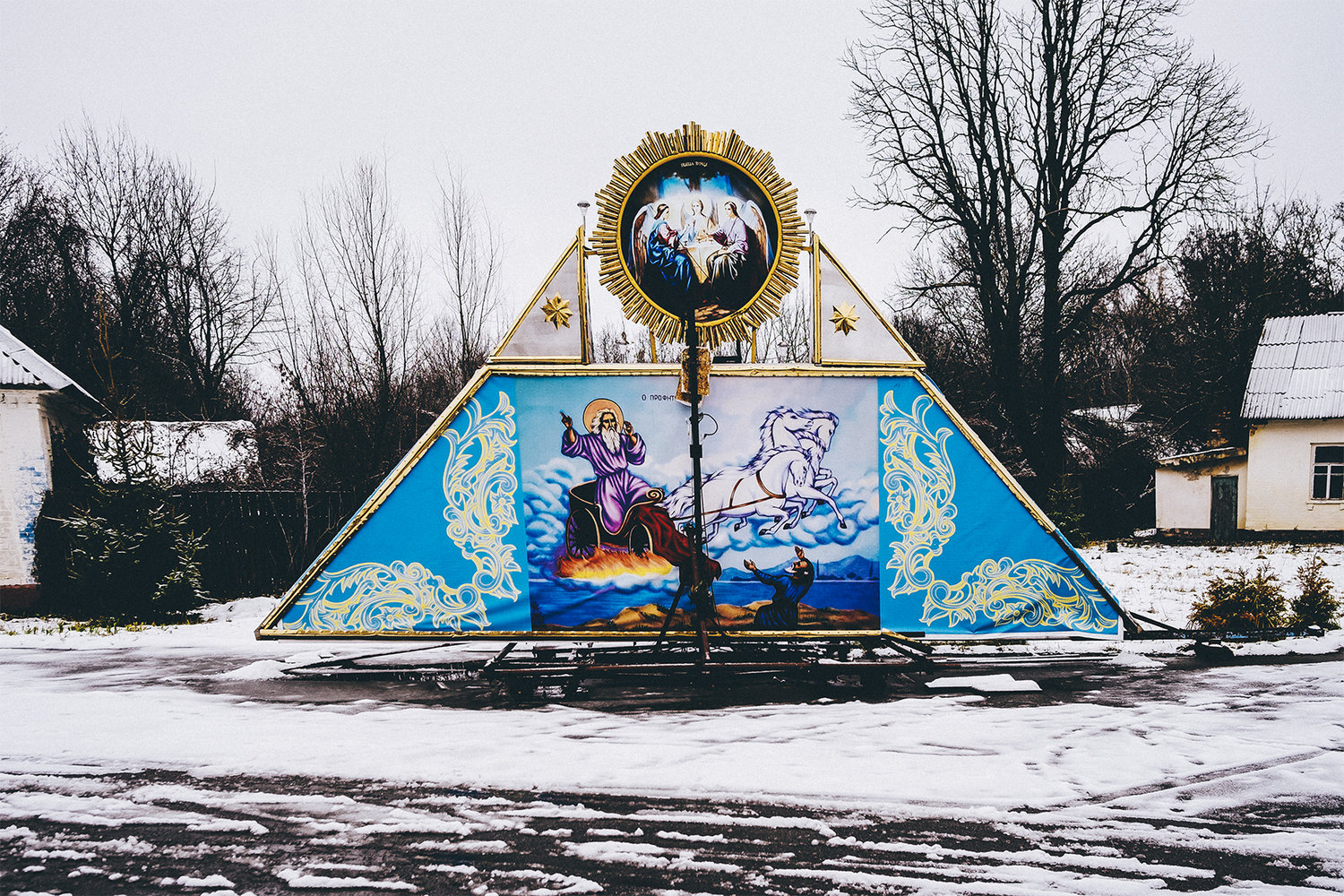 Foto monumento religioso en Chernobyl