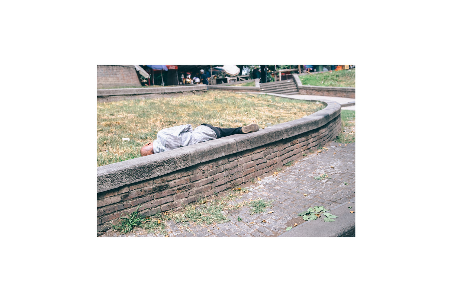Fotografía viajes Georgia Tiflis hombre borracho durmiendo ciudad