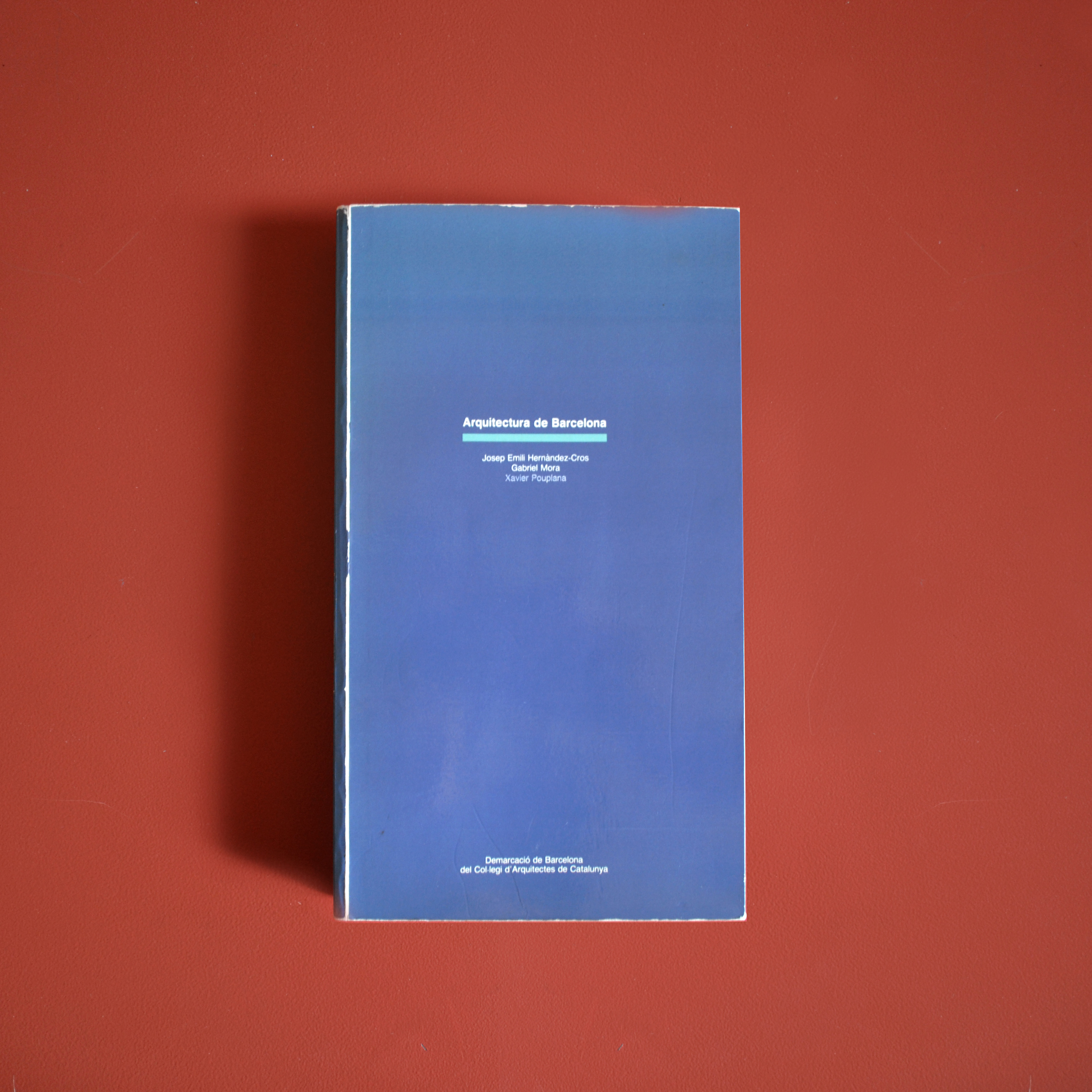 J. Emili Hernández-Cros; Gabriel Mora; Xavier Pouplana Arquitectura de Barcelona, Barcelona: Col·legi Oficial d’Arquitectes de Catalunya, 1990 This thorough and detailed architectural guide of Barcelona with over 600 pages presents the most important and historically relevant buildings which marked the evolution of the city over the last centuries. Precisely documented with black and white pictures, drawings and plans but also descriptive texts for each building, this book offers a very complete general overview of Barcelona architecture.