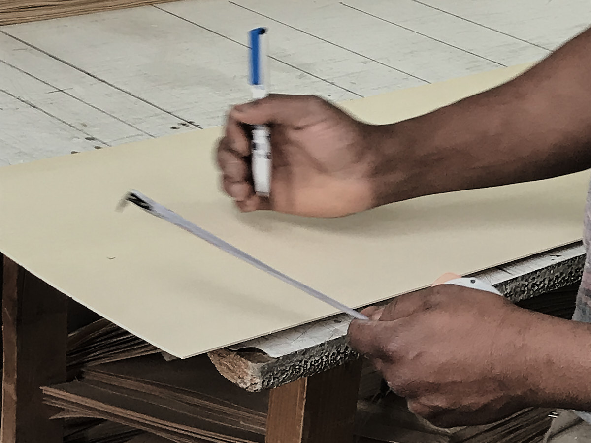 On laisse un supplément de longueur par rapport au produit final