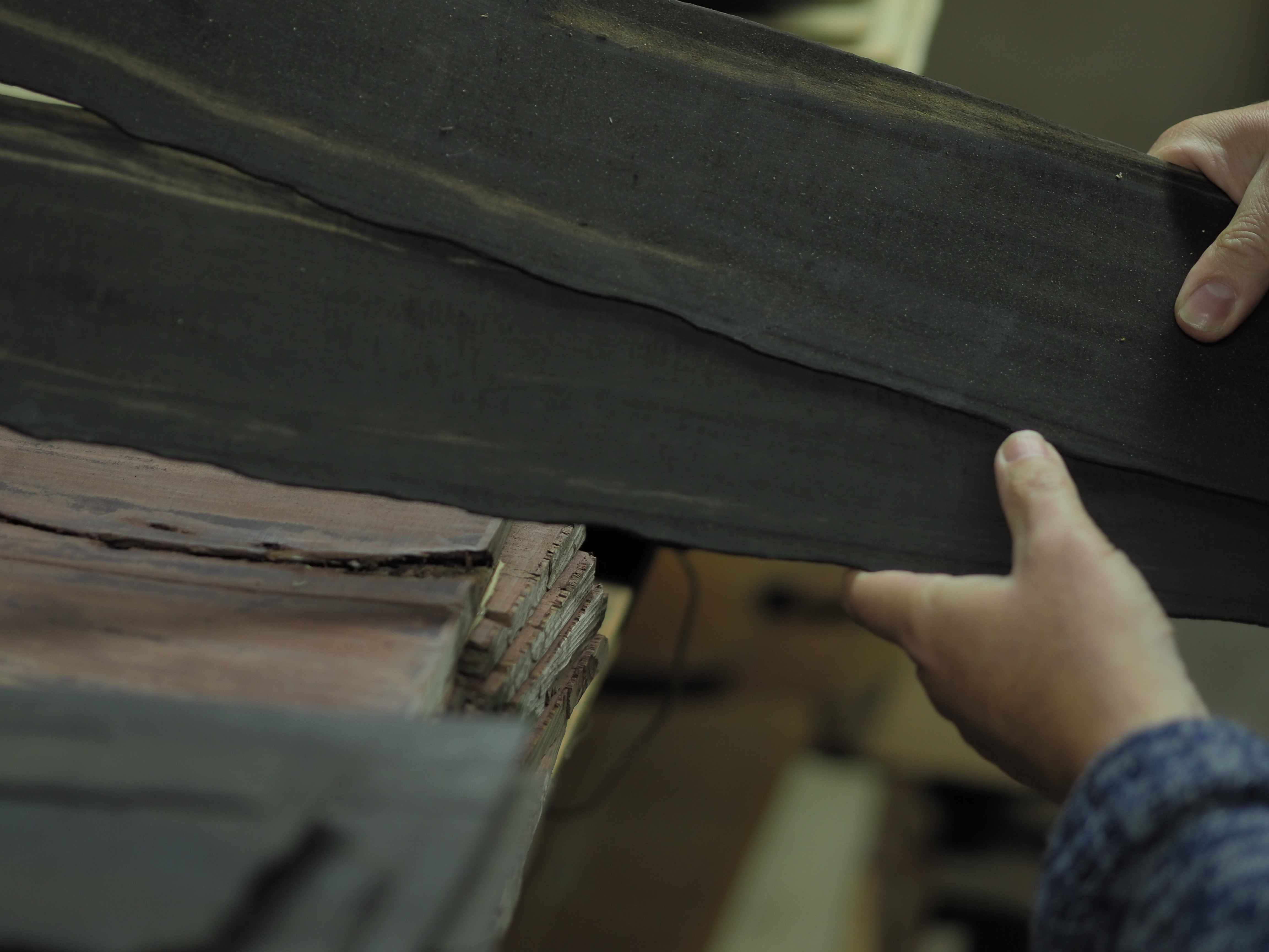 Le bois d'ébène a parfois des zones plus claires, que l'on appelle des flames