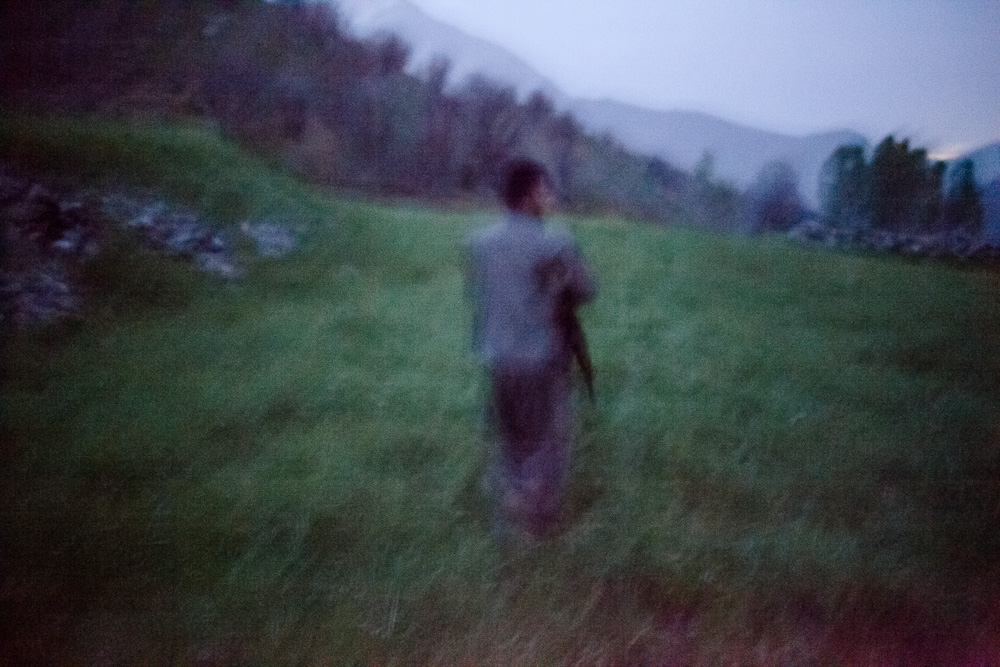Qandil, Kurdistan. La nuit, les guerilleros se relaient pour surveiller le campement. Les lumi&egrave;res sont interdites pour ne pas se faire rep&eacute;rer par les drones.