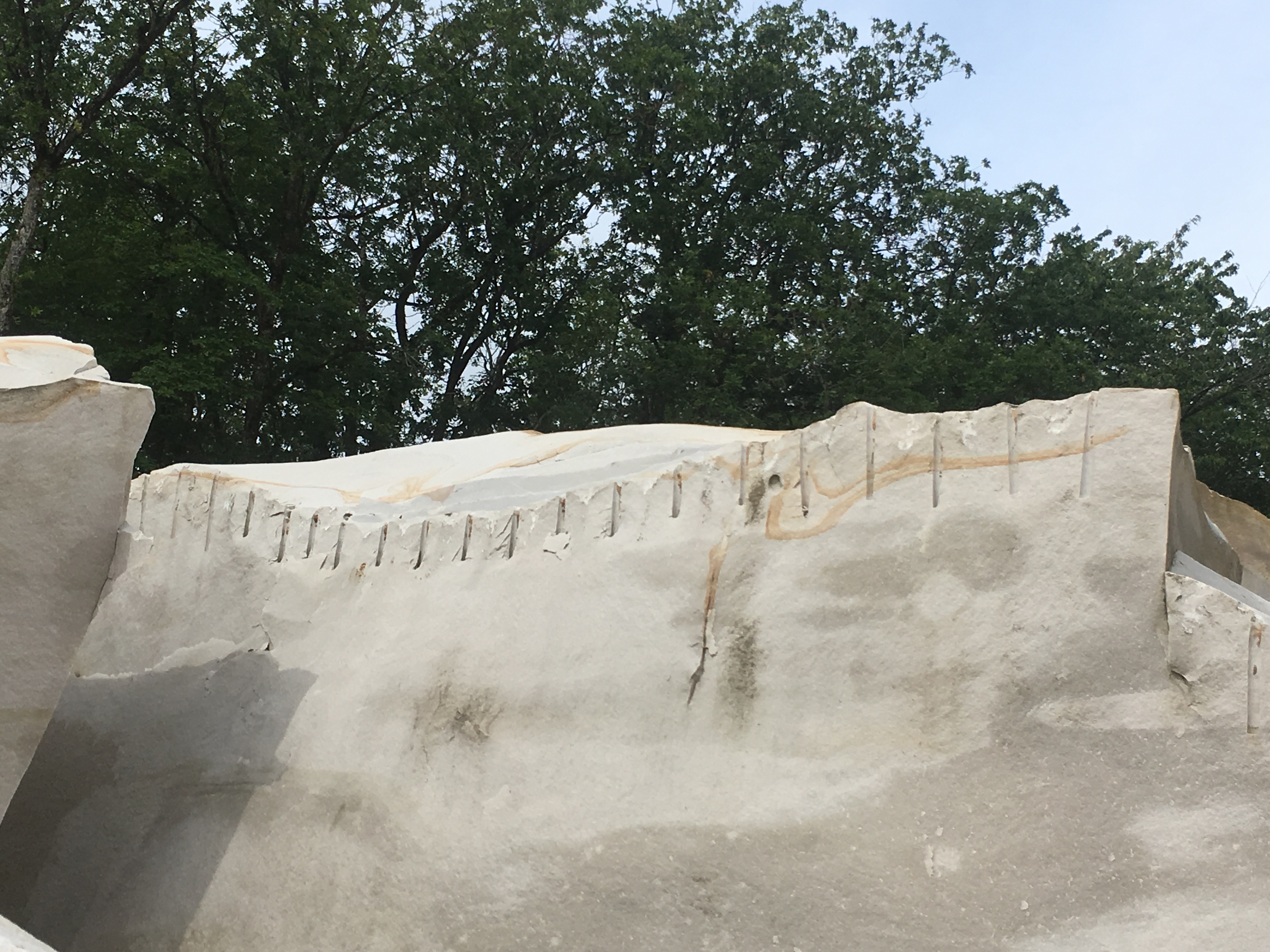 La première étape consiste à abattre un gros bloc de grès de la veine naturelle : c'est l'abattage