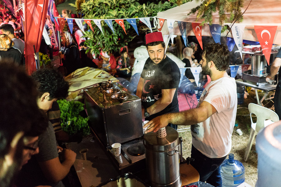 Deux semaines apr&egrave;s le coup d'&eacute;tat avort&eacute; en Turquie, rassemblement de soutien &agrave; Erdogan dans le quartier conservateur de Fatih.