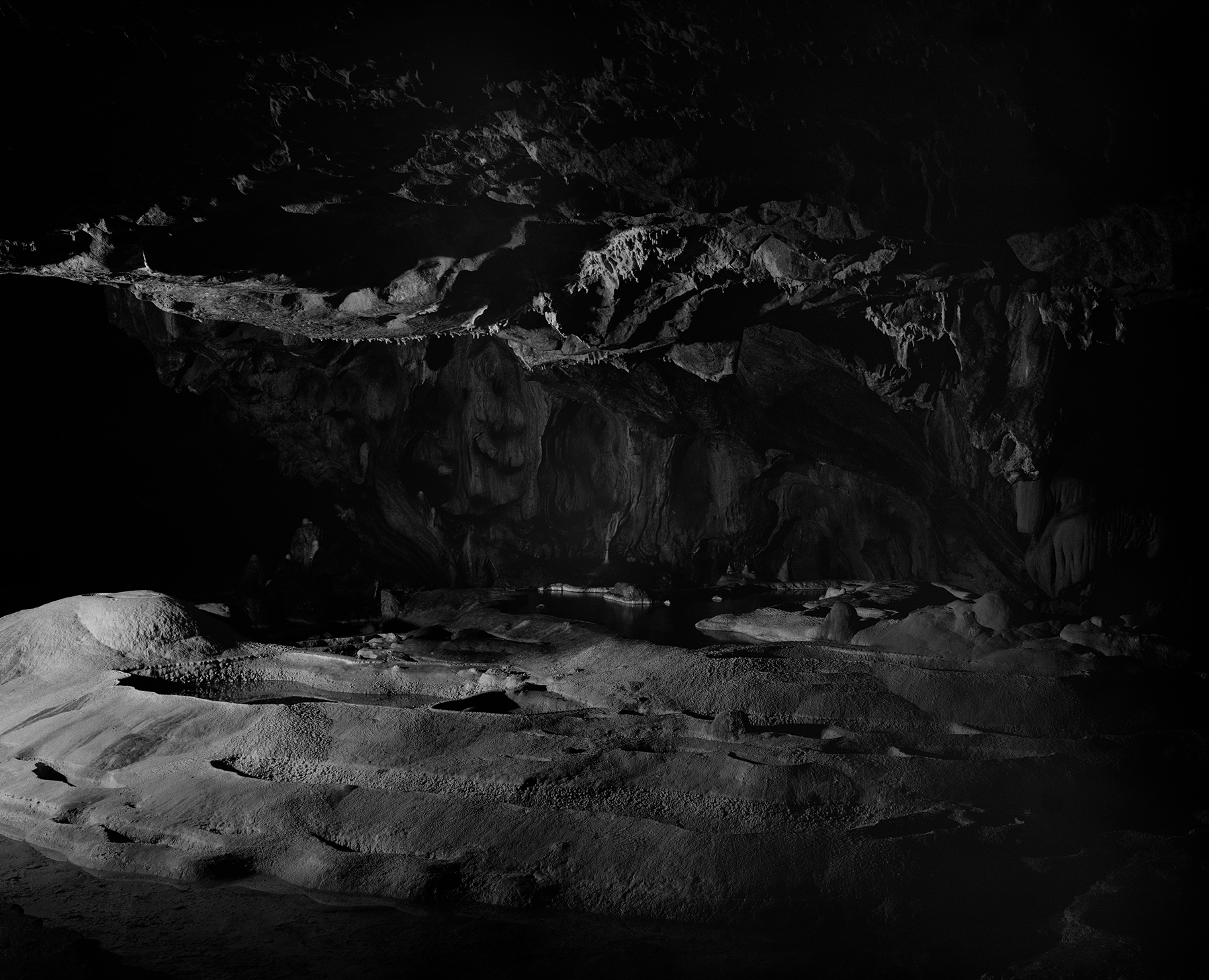 Grotte de Gargas, grotte inférieure, Aventignan, Hautes-Pyrénées. Face au panneau dit « de la découverte » où furent vues pour la première fois en 1906 par Félix Régnault certaines des nombreuses mains négatives recouvrant les parois de la grotte. Ce dernier parcourait et fouillait la cavité depuis 30 ans. / In front of the so-called " discovery " panel, where in 1906 Félix Régnault first saw some of the many negative hands covering the cave walls. Régnault had been exploring and excavating the cave for 30 years.