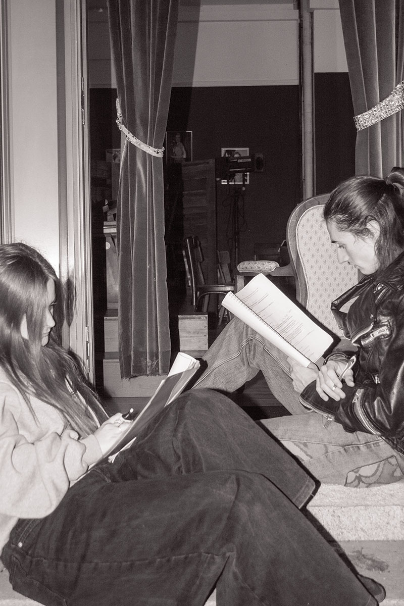 Das Skript in der Hand und los geht die Arbeit. Der Text muss bei der ersten Probe sitzen.