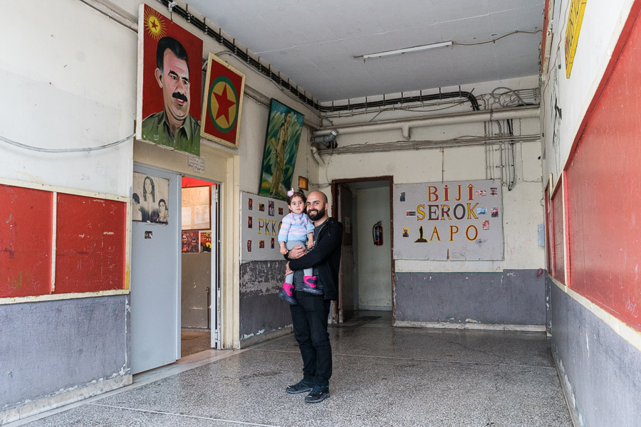 Sera est devenue la mascotte du camp, elle passe de bras en bras.