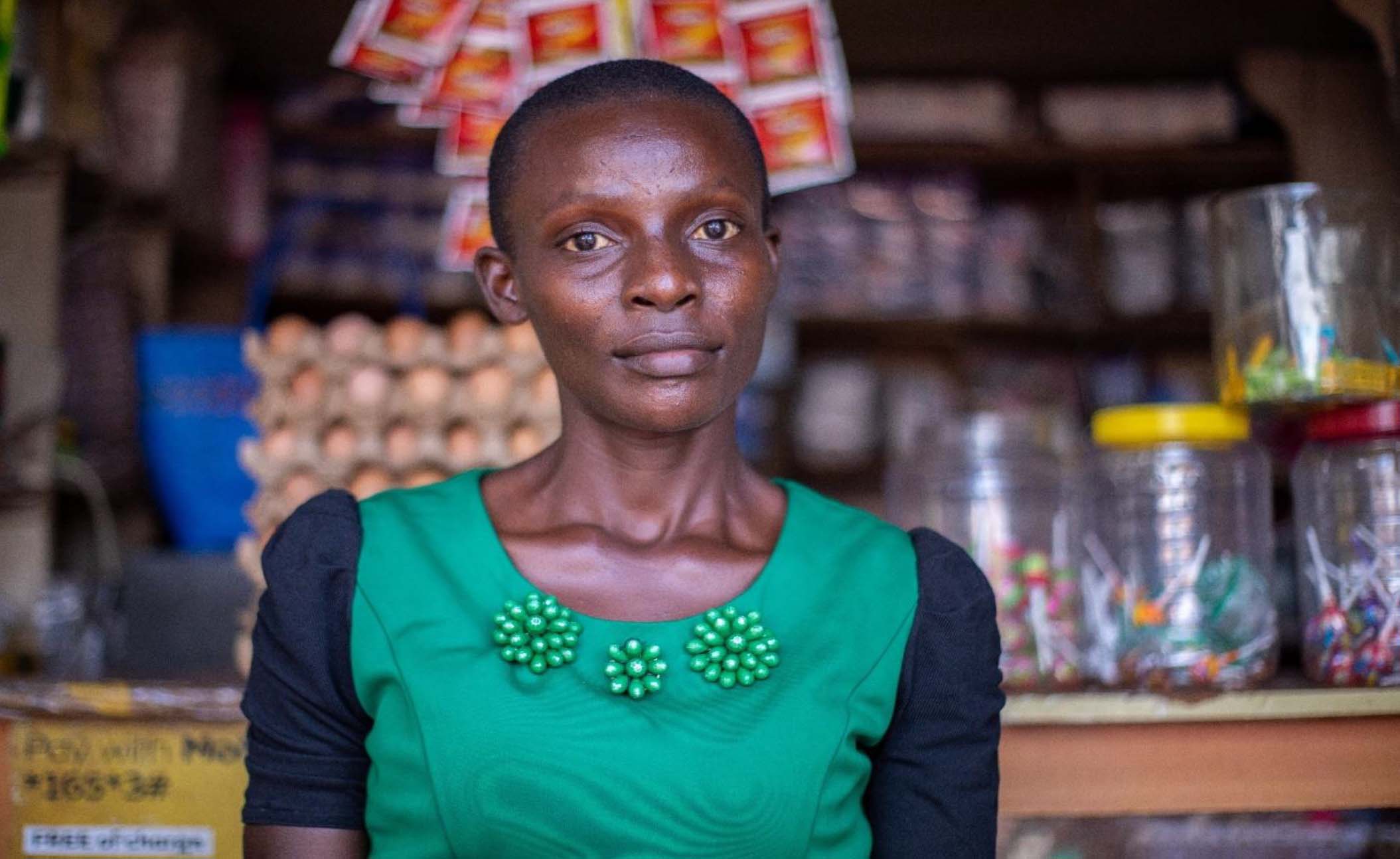 Lilian, qui a une formation de laborantine médicale, possède et gère un magasin sur le marché de Gayaza.