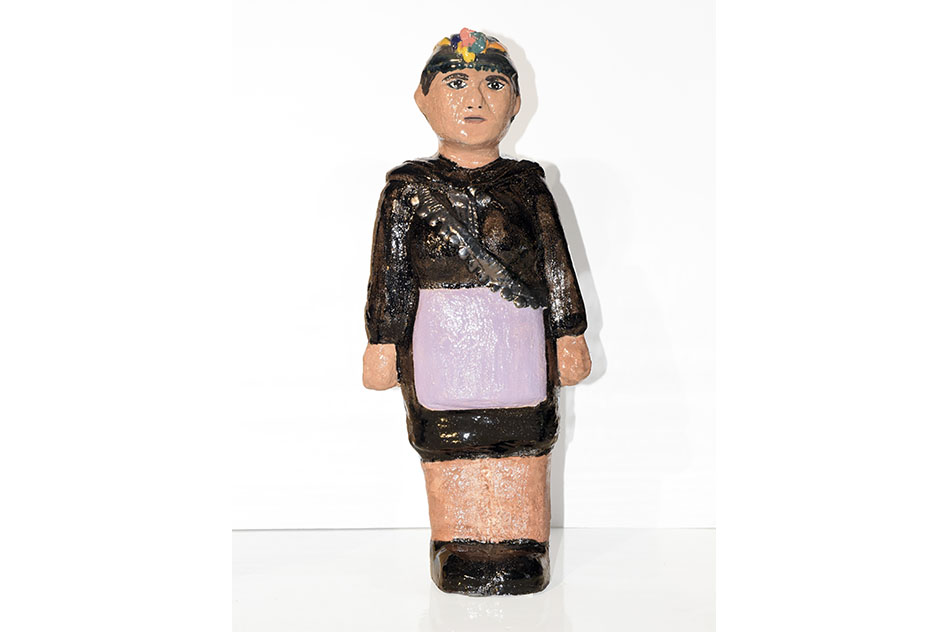 Seba CalfuqueoMínimo común denominador: Mujer mapuche, serie "Prejuicios Chile", 2019Céramica esmaltada40 x 18 x 9 cm