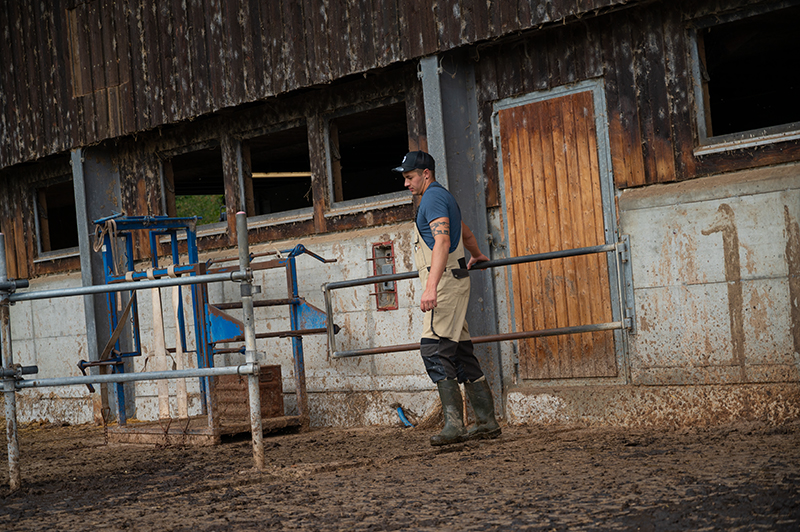 Auf dem Laufhof unterwegs &ndash; Kontrolle mit Kennerblick.