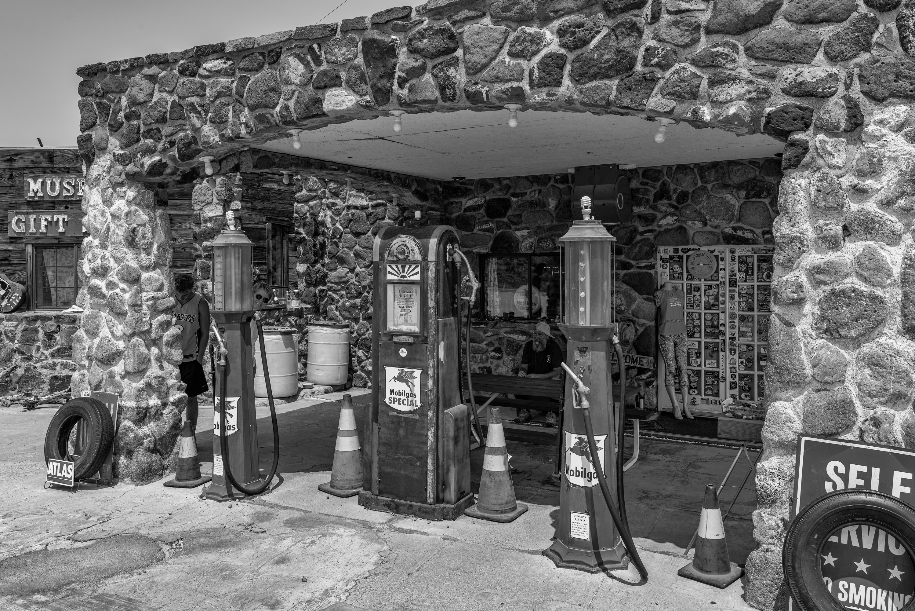 Route 66. Ancienne station essence sur Oatman Road, Golden Valley, Cool Springs, Arizona. Le patron est un livre d'histoire.