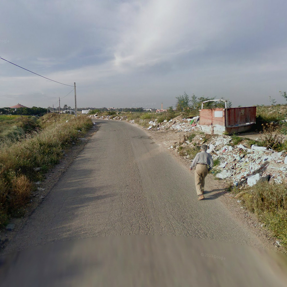 Foto Google Street View Loreal y lo irreal hombre andando solo por la carretera