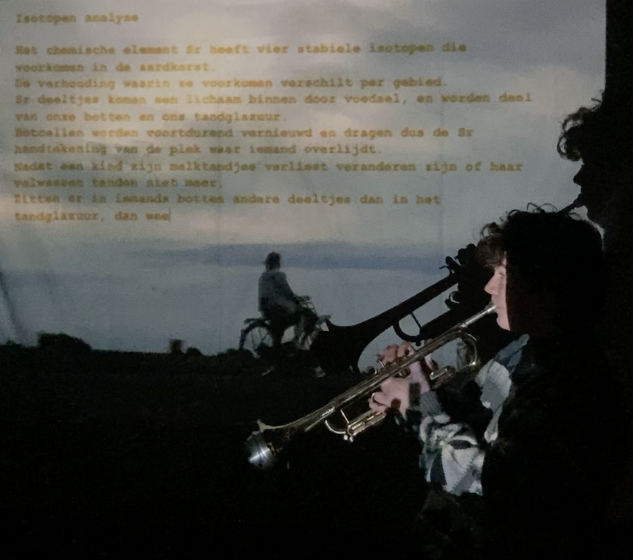 'het bot, het merg en het tandglazuur' performance met Moos Boeke over een oma, een moeder en een kind en hoe we de verhalen van onze voorouders meedragen. -Winter 2023