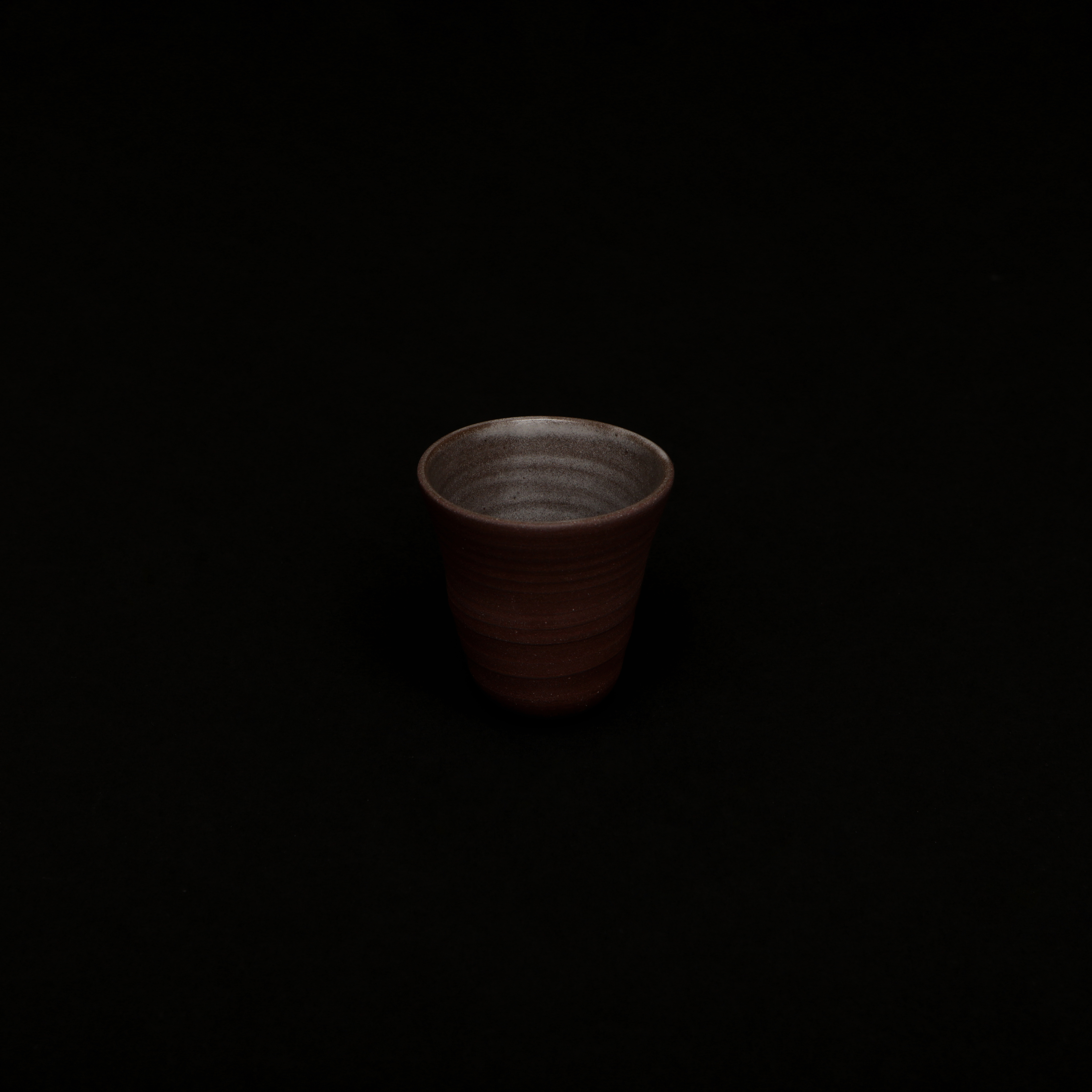 오선주의 벽돌색 꼬물 찻잔