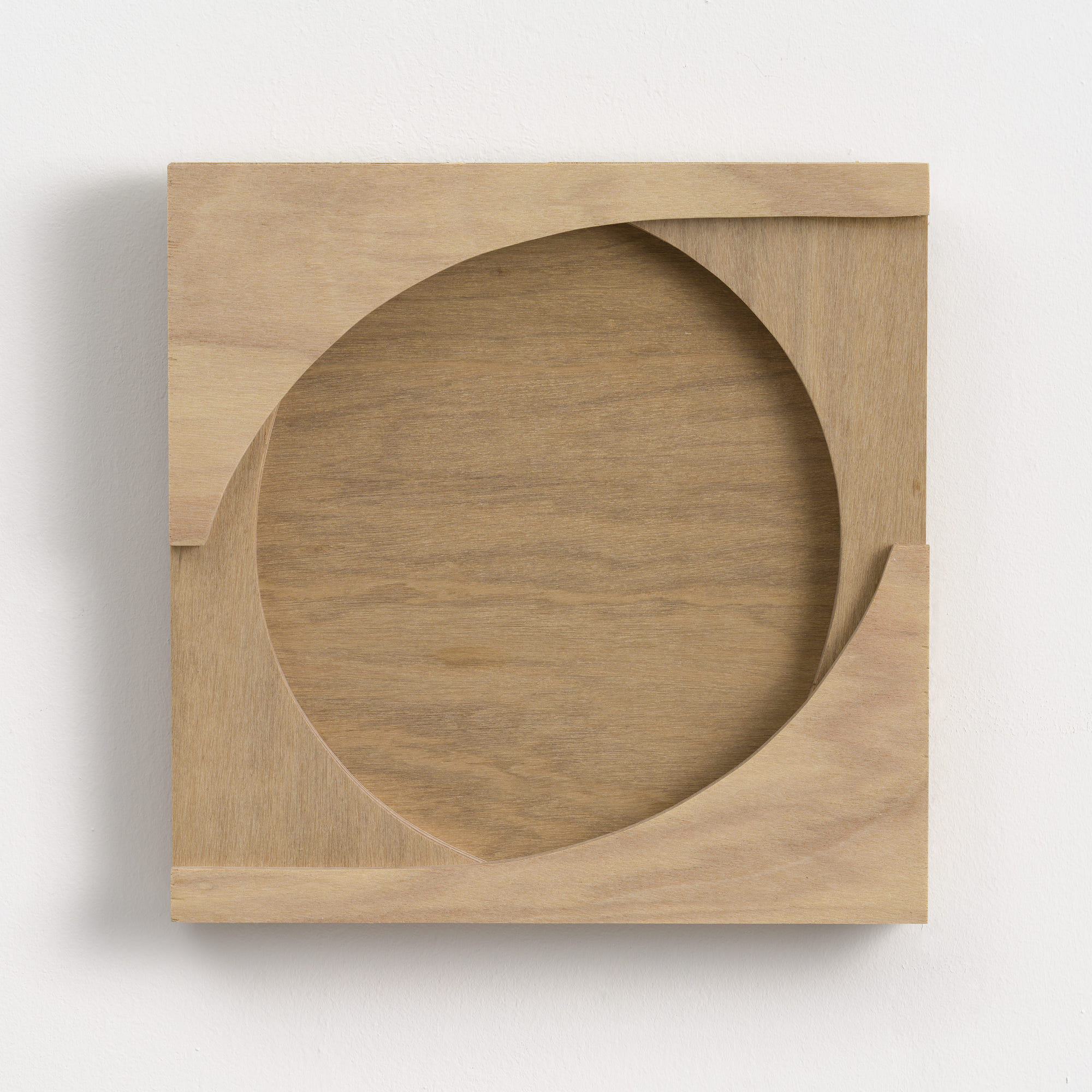 밝고 좁고 둥근, 2024, 조각의 옆면 합판 콜라주, 30 x 30 x 5 cm