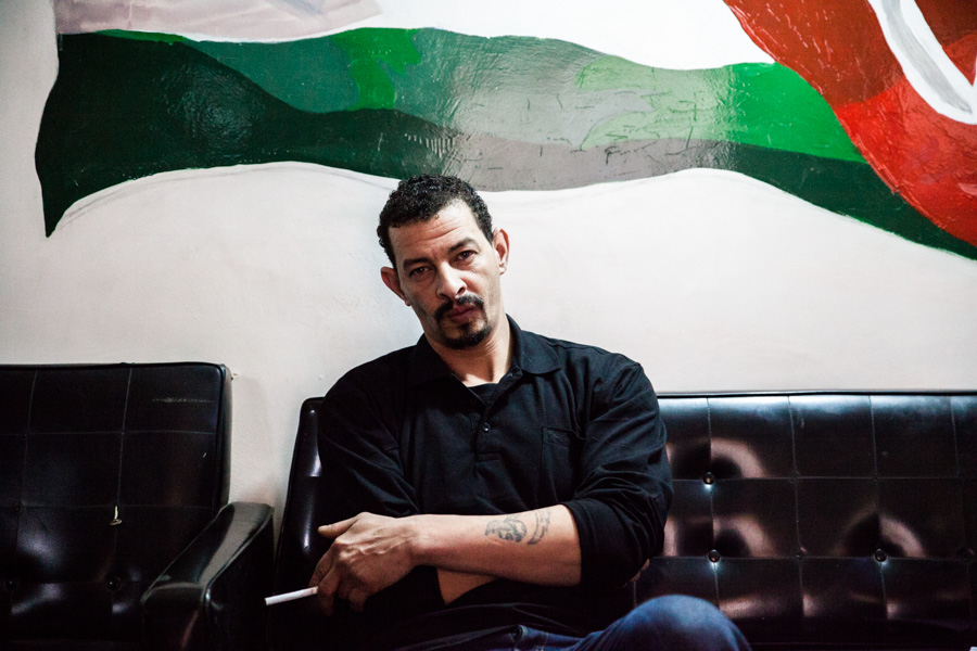  Shatila camp, beirut, Lebanon. "This is the ceiling this is the floor, this is the painting this is the door". Zaccaria est un combattant. Originaires du camp de Yarmouk en Syrie, il a fait des allers retours entre l&agrave;-bas et Shatila pour se d&eacute;fendre la cause palestinienne, notamment pendant la guerre civile des ann&eacute;es 80. Aujourd'hui il est sans nouvelles de sa famille rest&eacute;e &agrave; Yarmouk, de son enfant. Jovial le jour, il tente de noyer la nuit dans la vodka redbull le d&eacute;sespoir qui l'habite, une tristesse am&egrave;re et sourde qui le hante.