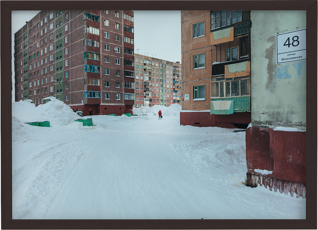 Fotografía personas por el barrio de Oganer Norilsk